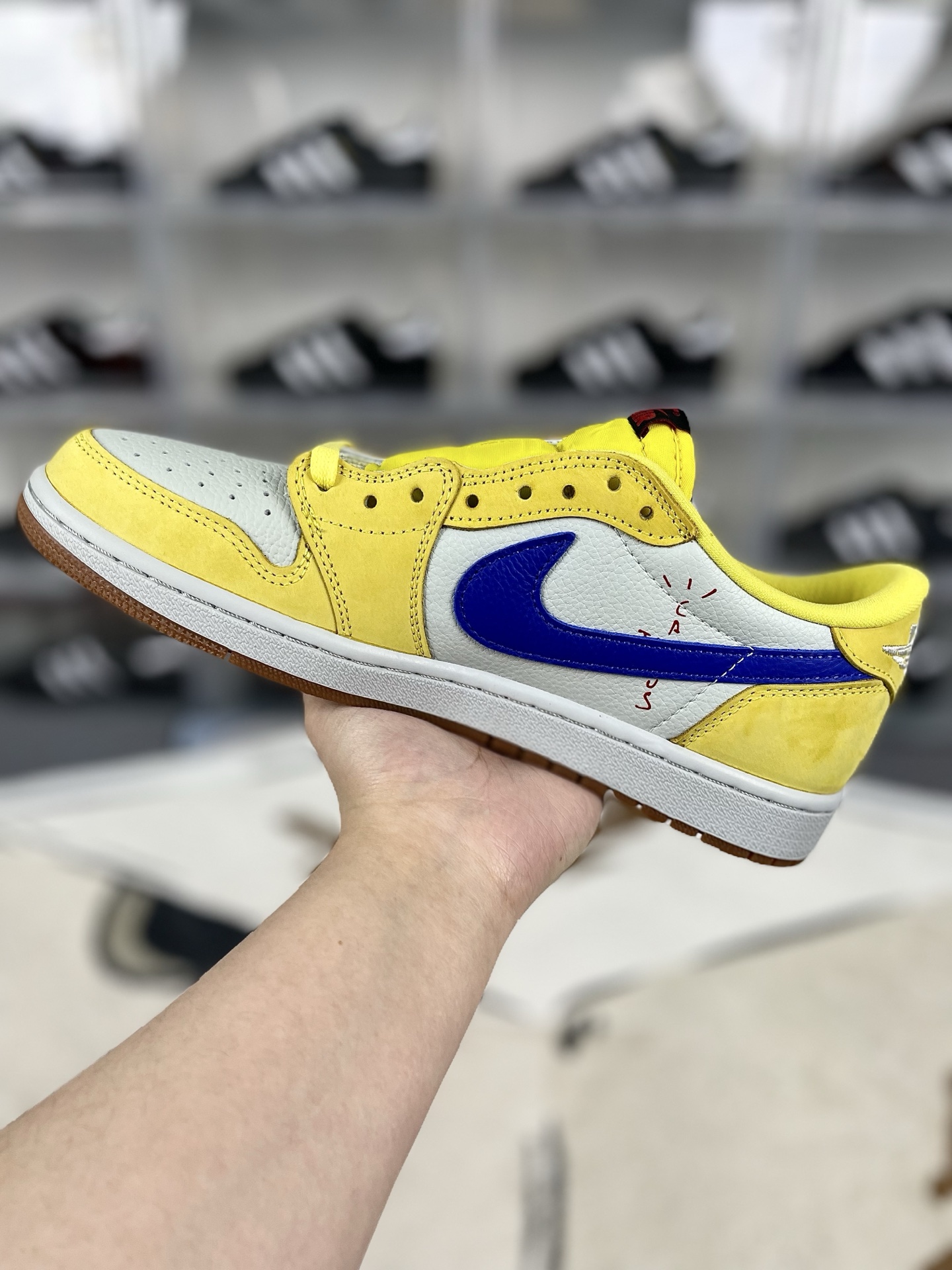 Travis Scott x Air Jordan 1 Low OG Canary Yellow - Iconic Design 2 i1739570483775 9848 0 1