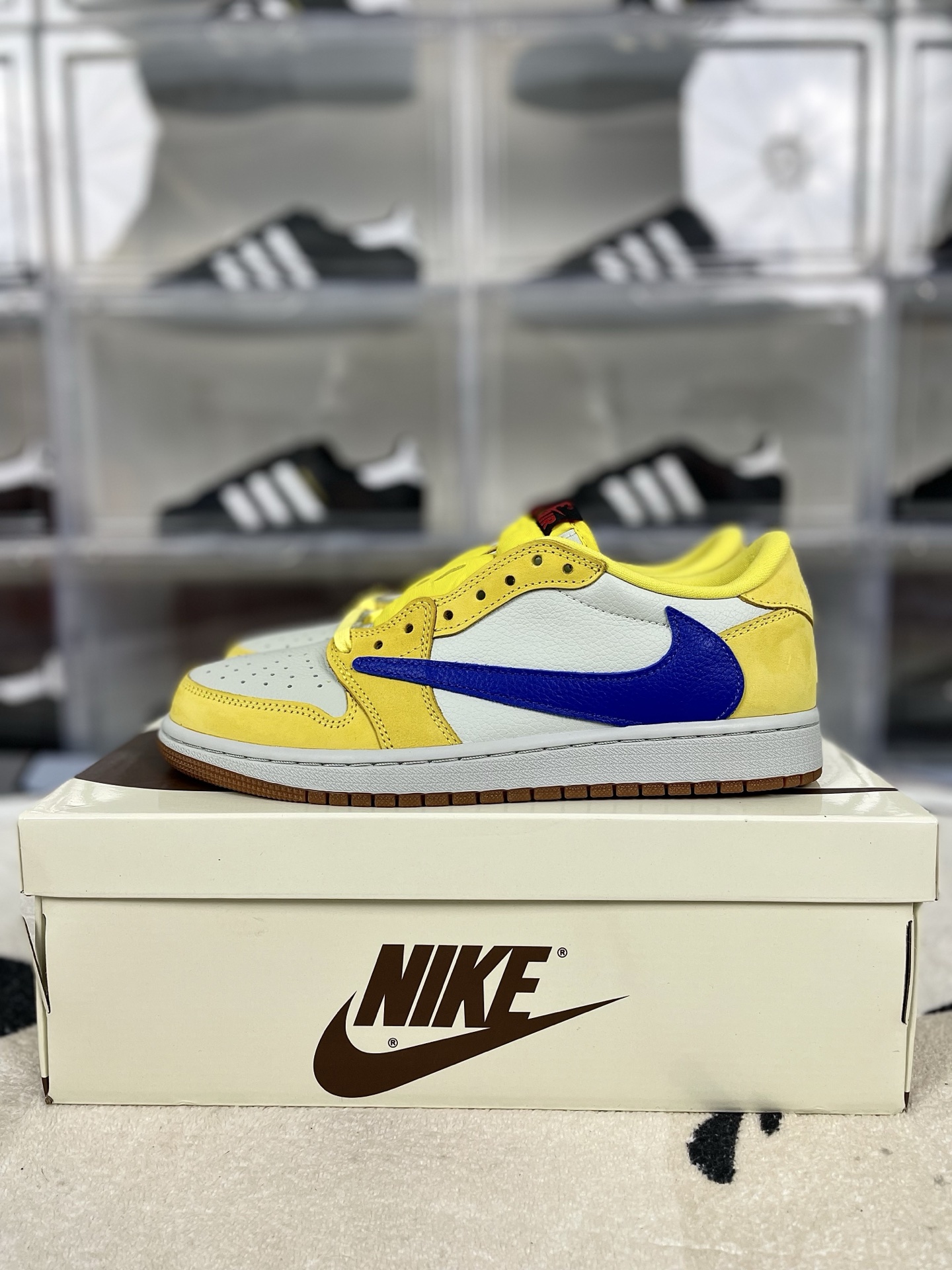 Travis Scott x Air Jordan 1 Low OG Canary Yellow - Iconic Design 9 i1739570488002 3240 0 8