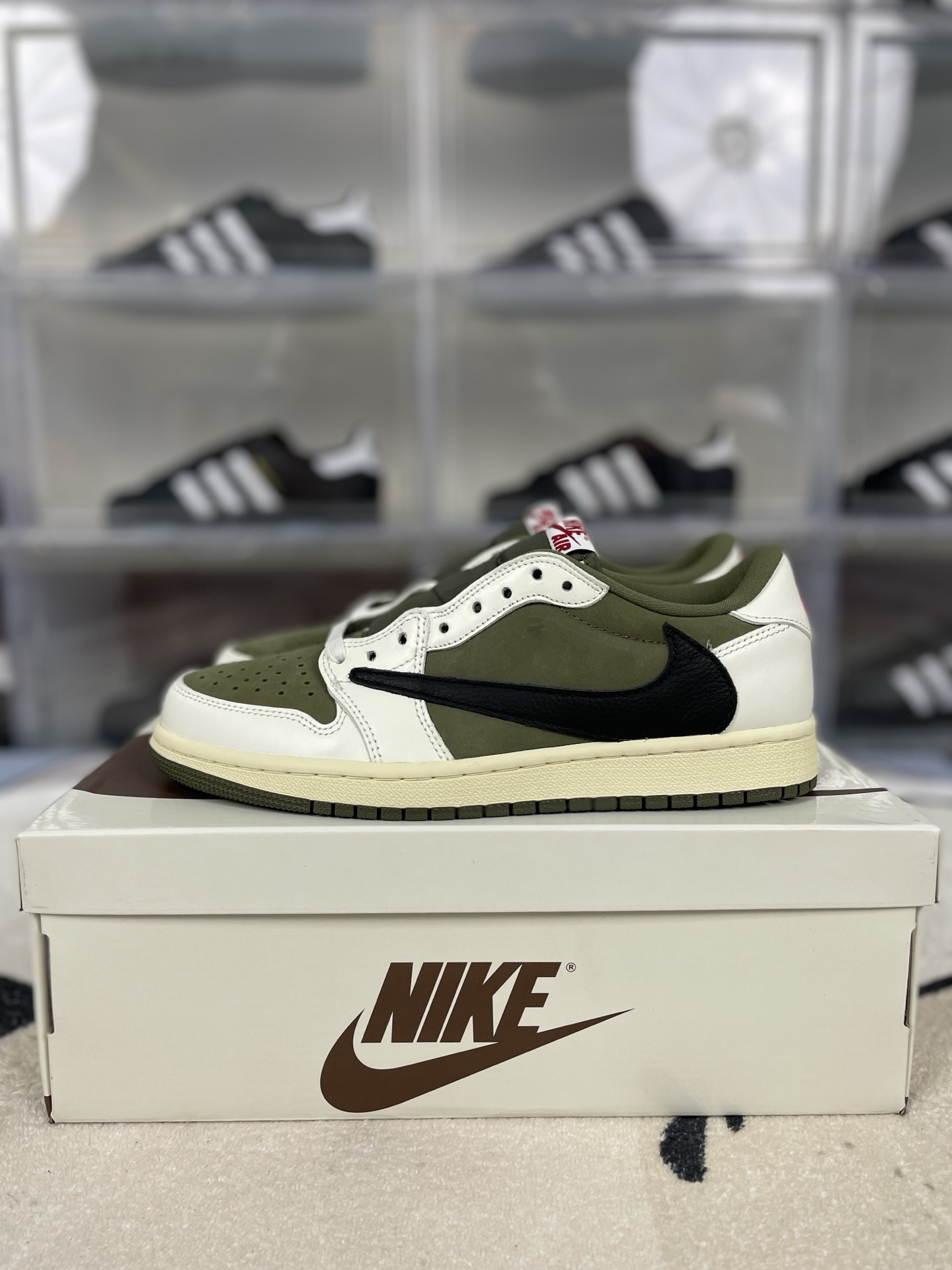 Travis Scott x Jordan Air Jordan 1 Low OG Olive Sneakers 9 i1739741486517 9635 0 8