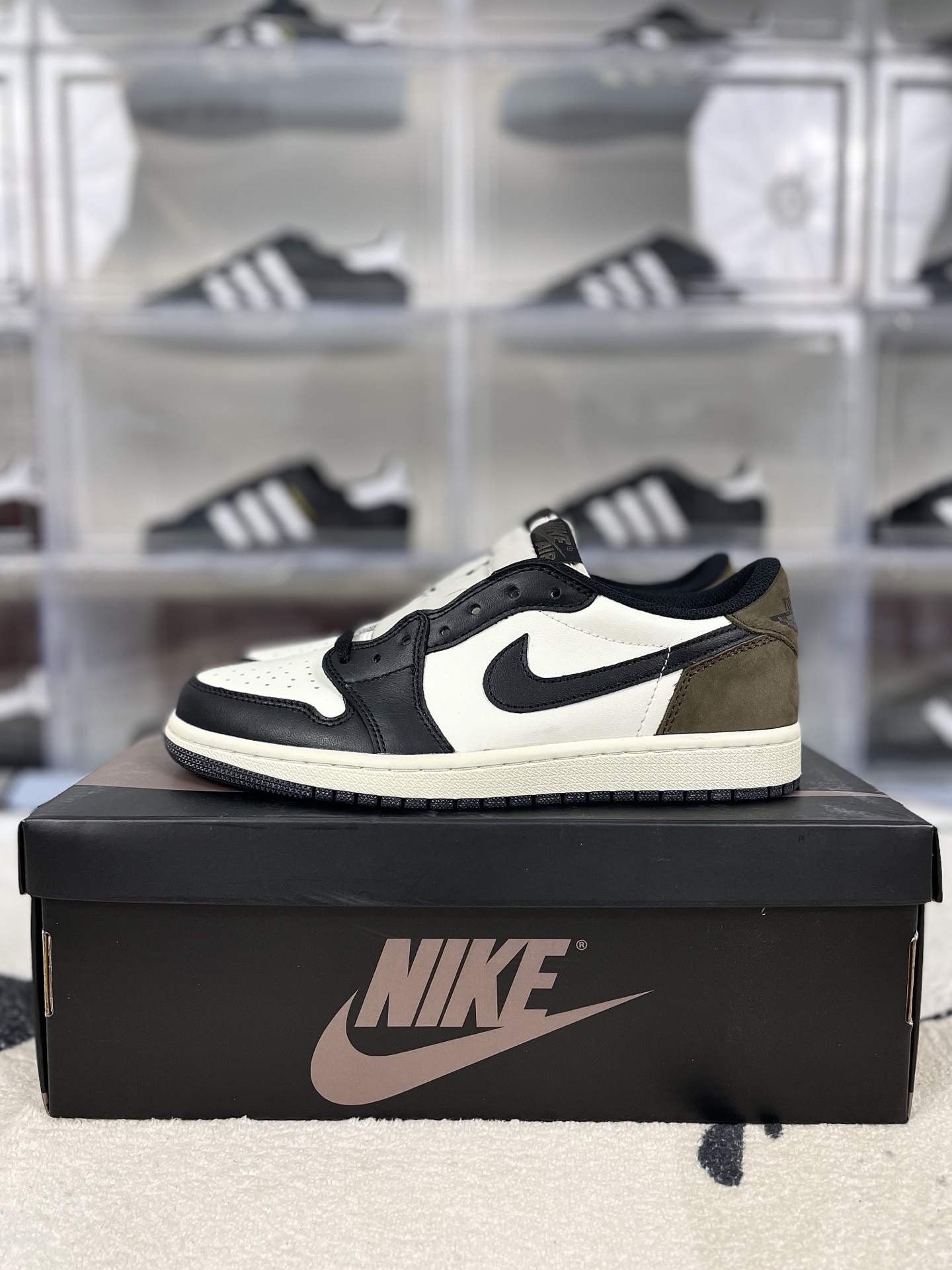 Jordan Air 1 Low OG Mocha: Leather, Low-Top, Retro Basketball Shoes 9 i1740000192451 1376 0 8