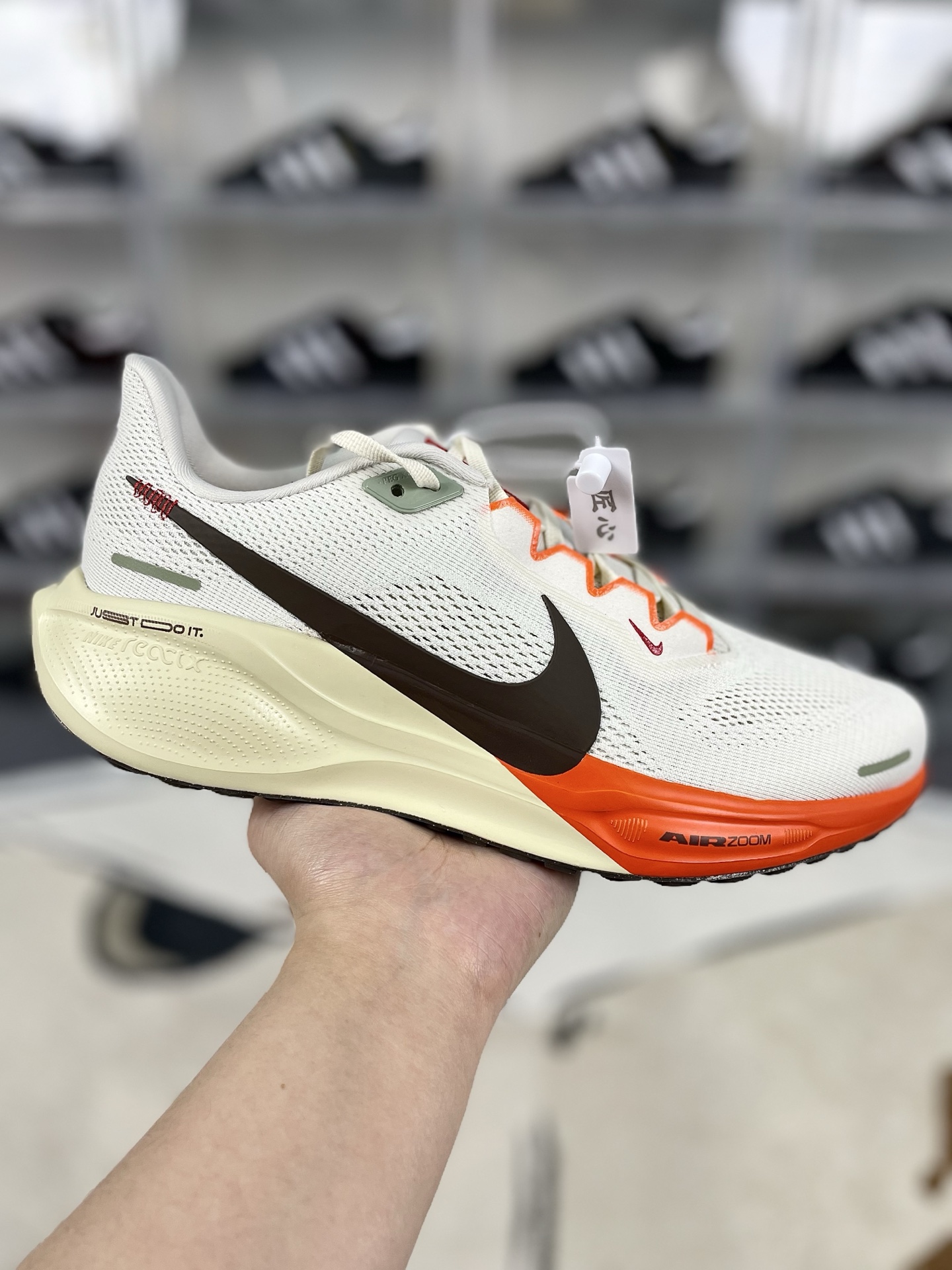 本地💰190   
▪️匠心纯原 平台渠道订单
Nike AIR ZOOM PEGASUS 41 CNY “蛇年限定”舒适 百搭防滑耐磨 低帮 休闲跑步鞋 男款 米橙棕 飞马41代
▪️Nike Pegasus 41 搭载了新升级的 ReactX 泡绵，比起 React 提升了13%的能量回馈，此外还加装了Air Zoom 缓震气垫，每一步都来劲儿！跑者们喜欢的细节，我们都一一保留。鞋面新增工程网眼设计，减轻重量同时升级透气性，长跑也不易闷脚。搭载两个 Air Zoom 缓震配置和全新 ReactX泡绵中底，强强组合，回弹更来劲。
▪️尺码：39-46（39 40 40.5 41 42 42.5 43 44 44.5 45 46）
▪️货号：HV5975-102