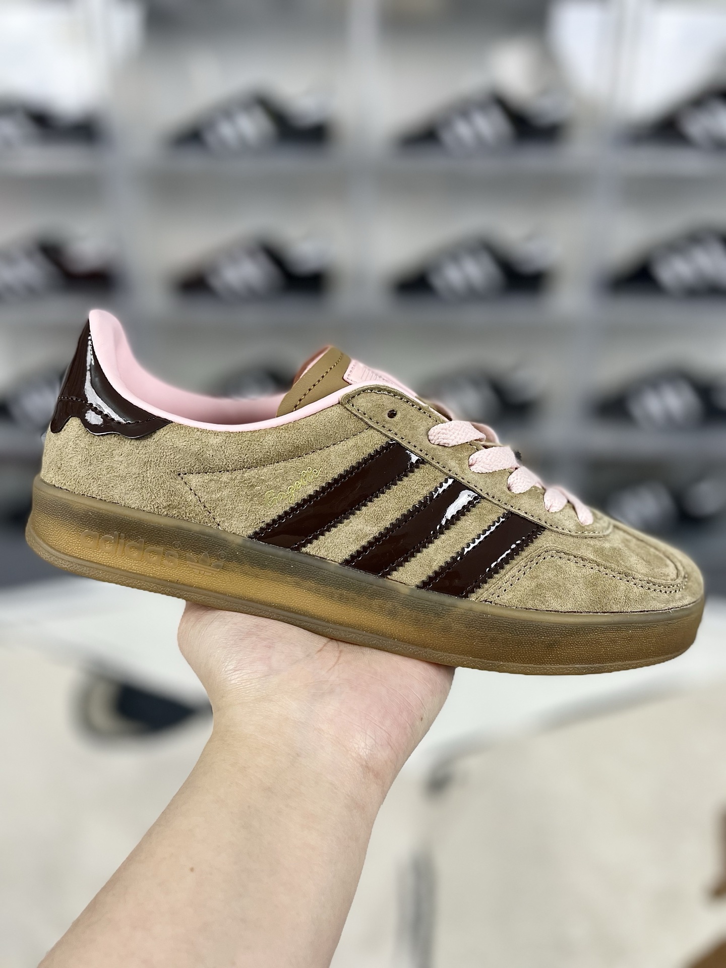 NO:238276,adidas originals GAZELLE INDOOR Comfortable, non-slip, wear-resistant, low-top shoes, men's and women's brown German training shoes adidas Gazelle retro sneakers were born in the 1960s and were originally used for wearing on indoor courts. It has a long and profound history. adidas Originals Gazelle shoes are a unique style and are a fashion benchmark. They follow the classic OG design, which not only provides a comfortable foot feeling experience, but also is suitable for daily outings. Create avant-garde style, and the classic retro color scheme can meet your various needs for outfits. The stable heel fits the curve of the foot, which is elastic and soft and comfortable, and is not easy to grind the feet. The rubber sole is matched with anti-slip texture design, which is smooth and grips smoothly. Size 35.5-45 (35 36 36 37 38 38 39 40  40 41 42 42 43 44 44 45) Article No. JR8028, Casual Shoes/Sports Shoes, adidas, sneakers19860909adidas originals GAZELLE INDOOR 舒适 防滑耐磨 低帮 板鞋 男女款 棕色 德训鞋 adidas Gazelle 复古运动鞋诞生于 60 年代,最初用于在室内球场穿着,历史悠久而深厚.adidas Originals Gazelle鞋款自成一格,堪称时尚标杆,沿袭经典OG设计,既做到舒适的脚感体验,更适合日常外出穿搭.打造前卫型格,经典的复古配色能满足你对穿搭的各种需求.稳固的后跟贴合足部曲线设计,弹软舒适,不易磨脚,橡胶鞋底搭配防滑纹路设计,平稳抓地. 尺码35.5-45（35 36 36 37 38 38 39 40 40 41 42 42 43 44 44 45） 货号JR8028,休闲鞋/运动鞋,adidas,sneakers,Women's Shoes