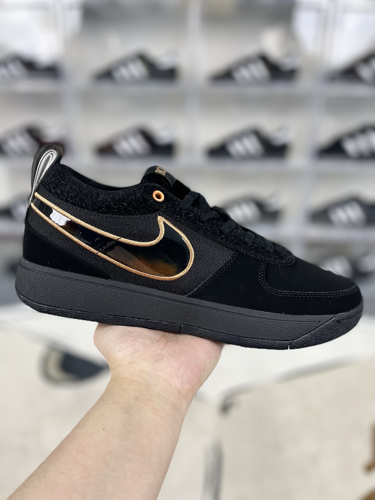 本地130 
▪️H版纯原 此款包裹性较强 建议选大半码
Nike Book 1 EP “Haven” 时尚百搭 减震耐磨 低帮 篮球鞋 男款 黑色 国内版 布克一代
▪️布克一代篮球鞋的外观设计灵感来源于经典鞋型如Nike Air Force 1、Nike Blazer和Air Jordan 1，成功融合了复古与现代元素。鞋面主要采用牛皮革、牛剖层革和织物材质，搭配超厚海绵鞋舌填充，带来自然舒适的包裹感。麂皮鞋面质感出色，尽显低调奢华。全掌Cushlon泡棉与后掌Zoom气垫的组合，为脚部提供柔软而不泄力的支撑。后掌较厚，重心整体偏高，带来稳定的步伐。XDR橡胶轮胎外底，耐磨耐用，确保在各种地面上都能稳定前行。经典的人字纹外底设计，在干燥场地上的抓地力表现出色。鞋带的传统设计与充实的鞋舌、整体鞋型搭配得当，拉紧鞋带后包裹感优秀且不会出现掉跟现象。后掌的马蹄形Zoom气垫提高了缓震极限，使得用户在进行高空跳跃和投篮落地时能够获得足够的缓冲。许多用户赞赏其出色的外观设计和为穿搭带来的多样化选择。同时，兼顾实战性能和时尚外观的设计定位，也让布克一代成为年轻人中颇受欢迎的球鞋。
▪️尺码：39-46（39 40 40.5 41 42 42.5 43 44 44.5 45 46）
▪️货号：FJ4250-001