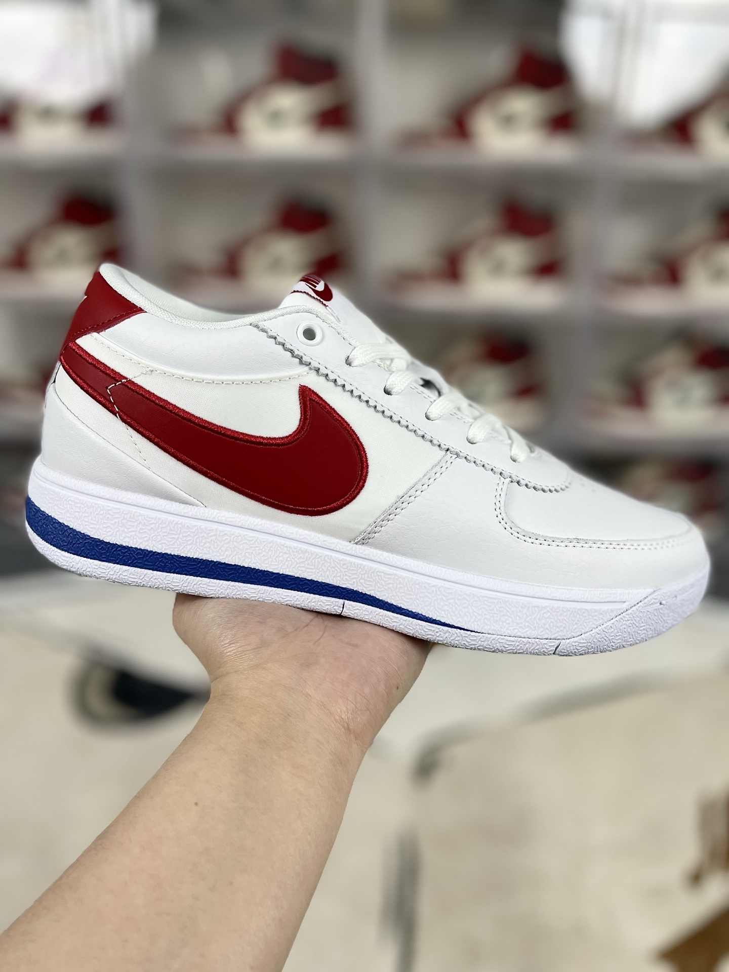 本地130 
▪️H版纯原 此款包裹性较强 建议选大半码
Nike Book 1 EP 舒适 防滑耐磨 低帮 篮球鞋 男款 白红色 阿甘 布克一代
▪️布克一代篮球鞋的外观设计灵感来源于经典鞋型如Nike Air Force 1、Nike Blazer和Air Jordan 1，成功融合了复古与现代元素。鞋面主要采用牛皮革、牛剖层革和织物材质，搭配超厚海绵鞋舌填充，带来自然舒适的包裹感。麂皮鞋面质感出色，尽显低调奢华。全掌Cushlon泡棉与后掌Zoom气垫的组合，为脚部提供柔软而不泄力的支撑。后掌较厚，重心整体偏高，带来稳定的步伐。XDR橡胶轮胎外底，耐磨耐用，确保在各种地面上都能稳定前行。经典的人字纹外底设计，在干燥场地上的抓地力表现出色。鞋带的传统设计与充实的鞋舌、整体鞋型搭配得当，拉紧鞋带后包裹感优秀且不会出现掉跟现象。后掌的马蹄形Zoom气垫提高了缓震极限，使得用户在进行高空跳跃和投篮落地时能够获得足够的缓冲。许多用户赞赏其出色的外观设计和为穿搭带来的多样化选择。同时，兼顾实战性能和时尚外观的设计定位，也让布克一代成为年轻人中颇受欢迎的球鞋。
▪️尺码：39-46（39 40 40.5 41 42 42.5 43 44 44.5 45 46）
▪️货号：FJ4250-105/FJ4249-105