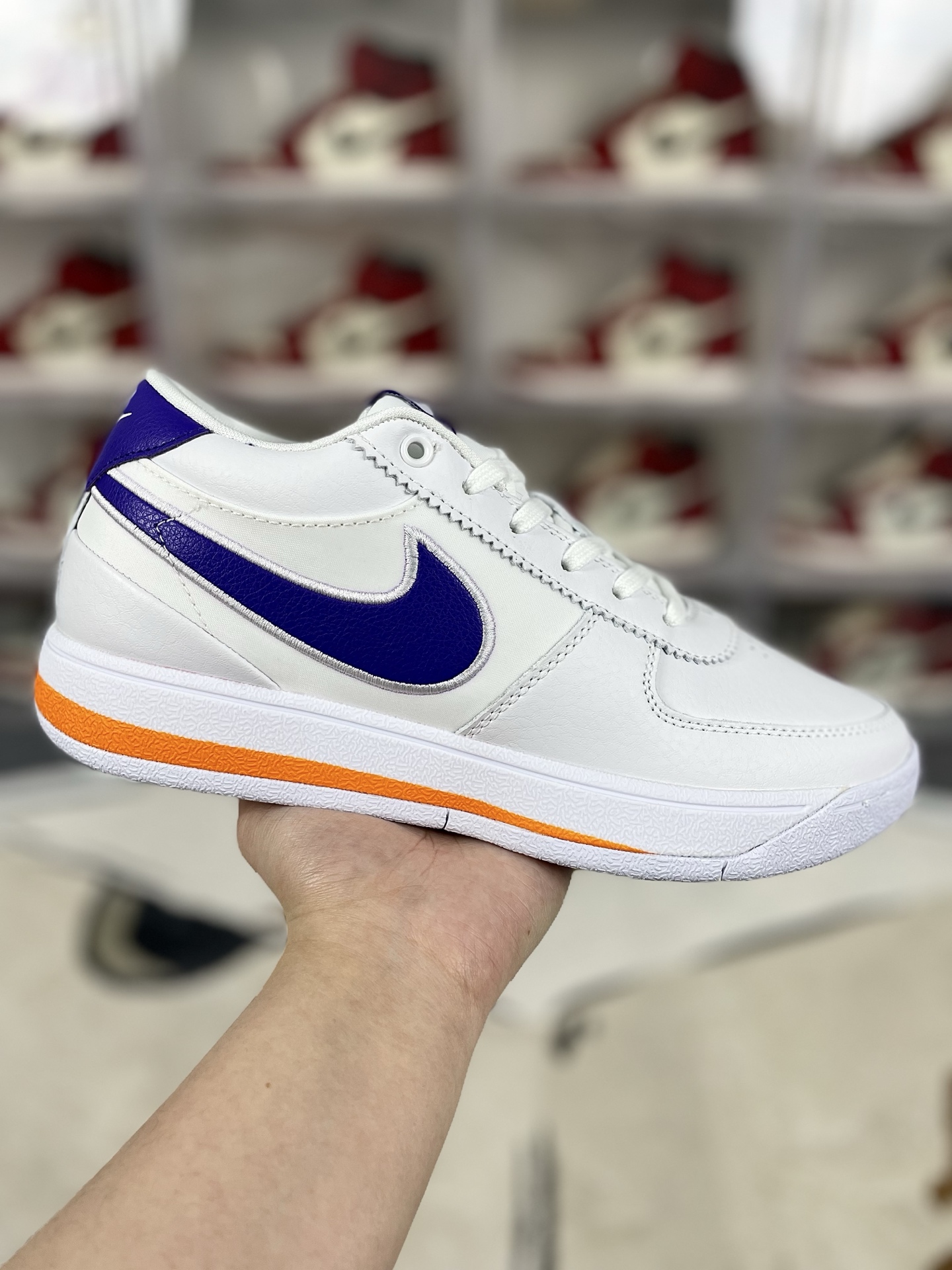 本地💰130   
▪️H版纯原 此款包裹性较强 建议选大半码
Nike Book 1 EP 舒适 防滑耐磨 低帮 篮球鞋 男款 白紫色 阿甘 布克一代
▪️布克一代篮球鞋的外观设计灵感来源于经典鞋型如Nike Air Force 1、Nike Blazer和Air Jordan 1，成功融合了复古与现代元素。鞋面主要采用牛皮革、牛剖层革和织物材质，搭配超厚海绵鞋舌填充，带来自然舒适的包裹感。麂皮鞋面质感出色，尽显低调奢华。全掌Cushlon泡棉与后掌Zoom气垫的组合，为脚部提供柔软而不泄力的支撑。后掌较厚，重心整体偏高，带来稳定的步伐。XDR橡胶轮胎外底，耐磨耐用，确保在各种地面上都能稳定前行。经典的人字纹外底设计，在干燥场地上的抓地力表现出色。鞋带的传统设计与充实的鞋舌、整体鞋型搭配得当，拉紧鞋带后包裹感优秀且不会出现掉跟现象。后掌的马蹄形Zoom气垫提高了缓震极限，使得用户在进行高空跳跃和投篮落地时能够获得足够的缓冲。许多用户赞赏其出色的外观设计和为穿搭带来的多样化选择。同时，兼顾实战性能和时尚外观的设计定位，也让布克一代成为年轻人中颇受欢迎的球鞋。
▪️尺码：39-46（39 40 40.5 41 42 42.5 43 44 44.5 45 46）
▪️货号：FJ4250-102/FJ4250-106