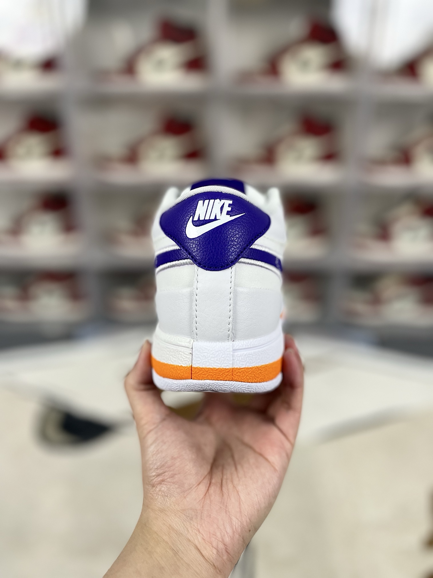 本地💰130   
▪️H版纯原 此款包裹性较强 建议选大半码
Nike Book 1 EP 舒适 防滑耐磨 低帮 篮球鞋 男款 白紫色 阿甘 布克一代
▪️布克一代篮球鞋的外观设计灵感来源于经典鞋型如Nike Air Force 1、Nike Blazer和Air Jordan 1，成功融合了复古与现代元素。鞋面主要采用牛皮革、牛剖层革和织物材质，搭配超厚海绵鞋舌填充，带来自然舒适的包裹感。麂皮鞋面质感出色，尽显低调奢华。全掌Cushlon泡棉与后掌Zoom气垫的组合，为脚部提供柔软而不泄力的支撑。后掌较厚，重心整体偏高，带来稳定的步伐。XDR橡胶轮胎外底，耐磨耐用，确保在各种地面上都能稳定前行。经典的人字纹外底设计，在干燥场地上的抓地力表现出色。鞋带的传统设计与充实的鞋舌、整体鞋型搭配得当，拉紧鞋带后包裹感优秀且不会出现掉跟现象。后掌的马蹄形Zoom气垫提高了缓震极限，使得用户在进行高空跳跃和投篮落地时能够获得足够的缓冲。许多用户赞赏其出色的外观设计和为穿搭带来的多样化选择。同时，兼顾实战性能和时尚外观的设计定位，也让布克一代成为年轻人中颇受欢迎的球鞋。
▪️尺码：39-46（39 40 40.5 41 42 42.5 43 44 44.5 45 46）
▪️货号：FJ4250-102/FJ4250-106