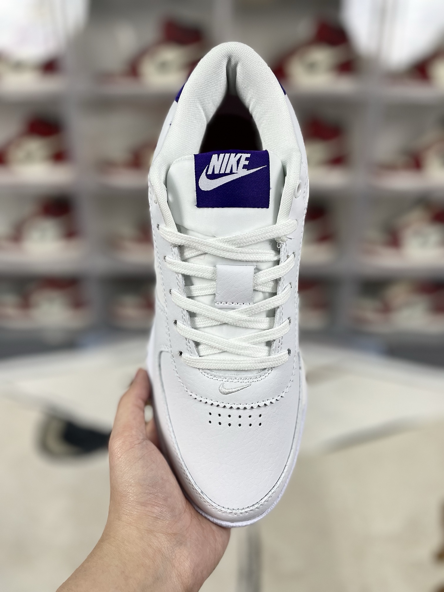 本地💰130   
▪️H版纯原 此款包裹性较强 建议选大半码
Nike Book 1 EP 舒适 防滑耐磨 低帮 篮球鞋 男款 白紫色 阿甘 布克一代
▪️布克一代篮球鞋的外观设计灵感来源于经典鞋型如Nike Air Force 1、Nike Blazer和Air Jordan 1，成功融合了复古与现代元素。鞋面主要采用牛皮革、牛剖层革和织物材质，搭配超厚海绵鞋舌填充，带来自然舒适的包裹感。麂皮鞋面质感出色，尽显低调奢华。全掌Cushlon泡棉与后掌Zoom气垫的组合，为脚部提供柔软而不泄力的支撑。后掌较厚，重心整体偏高，带来稳定的步伐。XDR橡胶轮胎外底，耐磨耐用，确保在各种地面上都能稳定前行。经典的人字纹外底设计，在干燥场地上的抓地力表现出色。鞋带的传统设计与充实的鞋舌、整体鞋型搭配得当，拉紧鞋带后包裹感优秀且不会出现掉跟现象。后掌的马蹄形Zoom气垫提高了缓震极限，使得用户在进行高空跳跃和投篮落地时能够获得足够的缓冲。许多用户赞赏其出色的外观设计和为穿搭带来的多样化选择。同时，兼顾实战性能和时尚外观的设计定位，也让布克一代成为年轻人中颇受欢迎的球鞋。
▪️尺码：39-46（39 40 40.5 41 42 42.5 43 44 44.5 45 46）
▪️货号：FJ4250-102/FJ4250-106