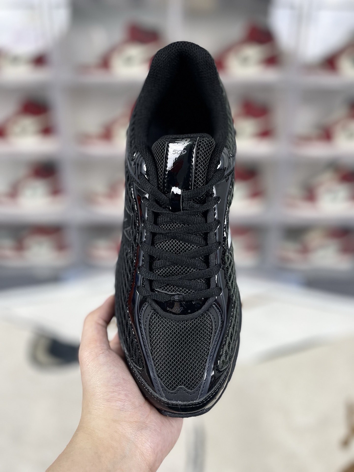 ▪️Z版纯原 XLIM x New Balance NB 509 舒适百搭防滑耐磨 低帮跑步鞋 男女同款 黑色 新百伦 ▪️NB509跑鞋是一款集复古风格与现代功能于一体的鞋款.鞋面采用翻毛皮、麂皮和网眼面料拼接而成,层次感丰富,质感独特.同时,鞋舌和双脚外侧的N字Logo彰显品牌身份,增添时尚感.采用透气网布鞋面设计,有助于提升穿着时的舒适度,让脚部保持干爽.搭载Fresh Foam缓震中底,有效减少运动时的冲击,保护双脚免受伤害.立体纹路耐磨橡胶外底,增强抓地力,提供稳定支撑,适合多种路面条件.NB509跑鞋的时尚外观和舒适穿着体验,使其成为城市通勤的理想选择.无论是跑步、健身还是日常休闲,NB509都能提供足够的支撑和缓震,满足多样化的运动需求. ▪️ (36 37 37.5 38 38.5 39.5 40 40.5 41.5 42 42.5 43 44 44.5 45) ▪️货号:U509A1