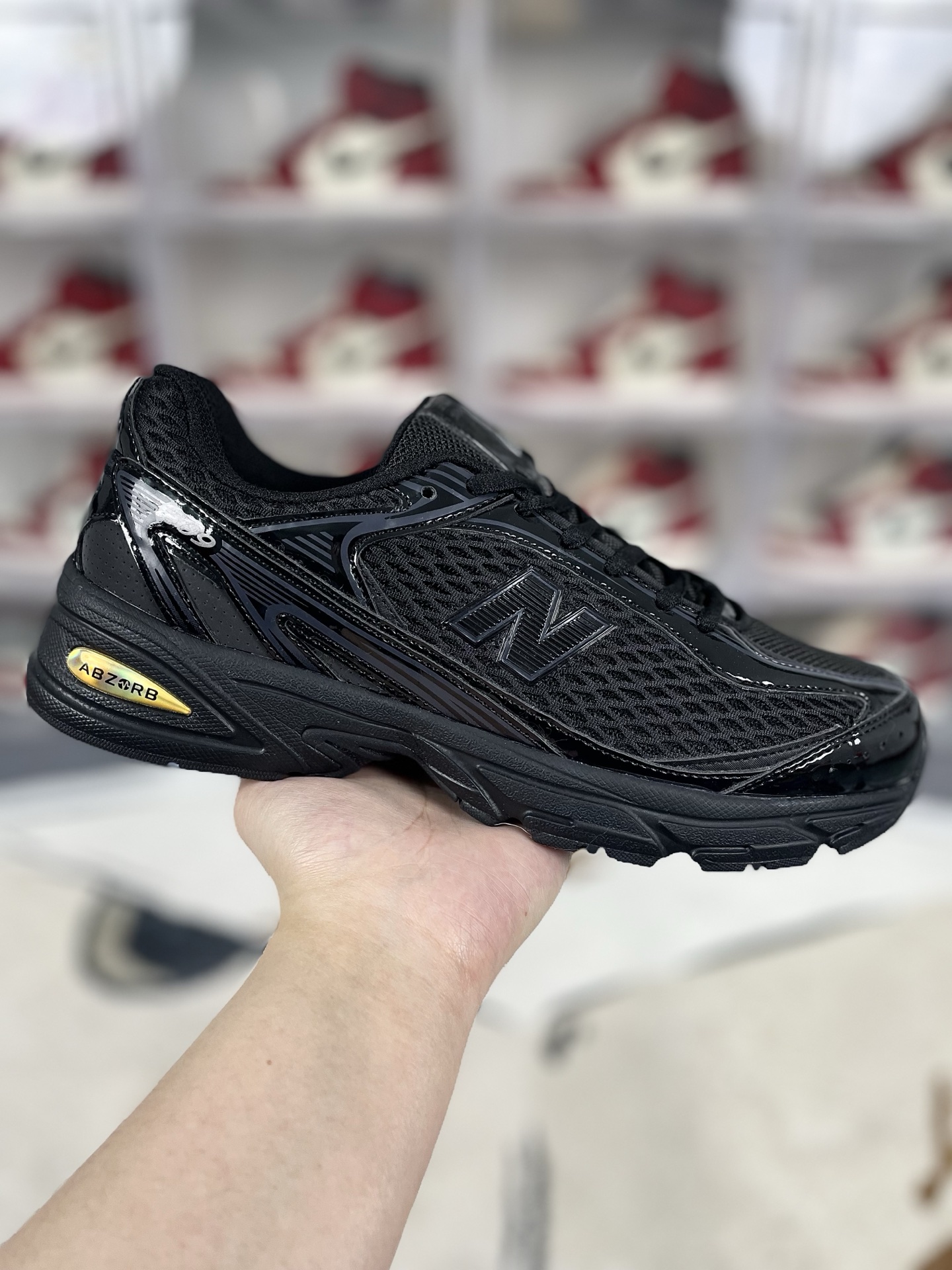 ▪️Z版纯原 XLIM x New Balance NB 509 舒适百搭防滑耐磨 低帮跑步鞋 男女同款 黑色 新百伦 ▪️NB509跑鞋是一款集复古风格与现代功能于一体的鞋款.鞋面采用翻毛皮、麂皮和网眼面料拼接而成,层次感丰富,质感独特.同时,鞋舌和双脚外侧的N字Logo彰显品牌身份,增添时尚感.采用透气网布鞋面设计,有助于提升穿着时的舒适度,让脚部保持干爽.搭载Fresh Foam缓震中底,有效减少运动时的冲击,保护双脚免受伤害.立体纹路耐磨橡胶外底,增强抓地力,提供稳定支撑,适合多种路面条件.NB509跑鞋的时尚外观和舒适穿着体验,使其成为城市通勤的理想选择.无论是跑步、健身还是日常休闲,NB509都能提供足够的支撑和缓震,满足多样化的运动需求. ▪️ (36 37 37.5 38 38.5 39.5 40 40.5 41.5 42 42.5 43 44 44.5 45) ▪️货号:U509A1