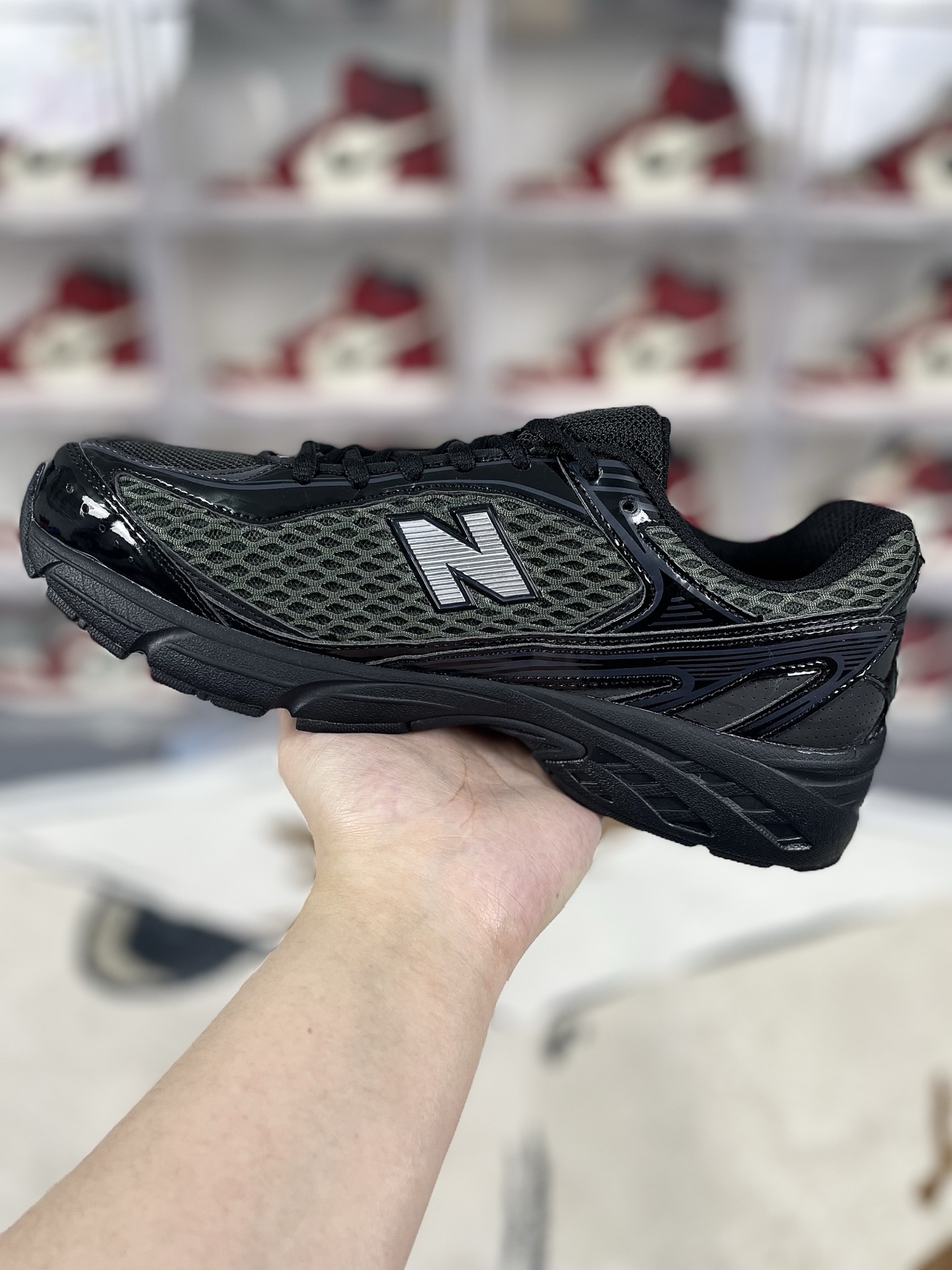 ▪️Z版纯原 XLIM x New Balance NB 509 舒适百搭防滑耐磨 低帮跑步鞋 男女同款 黑色 新百伦 ▪️NB509跑鞋是一款集复古风格与现代功能于一体的鞋款.鞋面采用翻毛皮、麂皮和网眼面料拼接而成,层次感丰富,质感独特.同时,鞋舌和双脚外侧的N字Logo彰显品牌身份,增添时尚感.采用透气网布鞋面设计,有助于提升穿着时的舒适度,让脚部保持干爽.搭载Fresh Foam缓震中底,有效减少运动时的冲击,保护双脚免受伤害.立体纹路耐磨橡胶外底,增强抓地力,提供稳定支撑,适合多种路面条件.NB509跑鞋的时尚外观和舒适穿着体验,使其成为城市通勤的理想选择.无论是跑步、健身还是日常休闲,NB509都能提供足够的支撑和缓震,满足多样化的运动需求. ▪️ (36 37 37.5 38 38.5 39.5 40 40.5 41.5 42 42.5 43 44 44.5 45) ▪️货号:U509A1