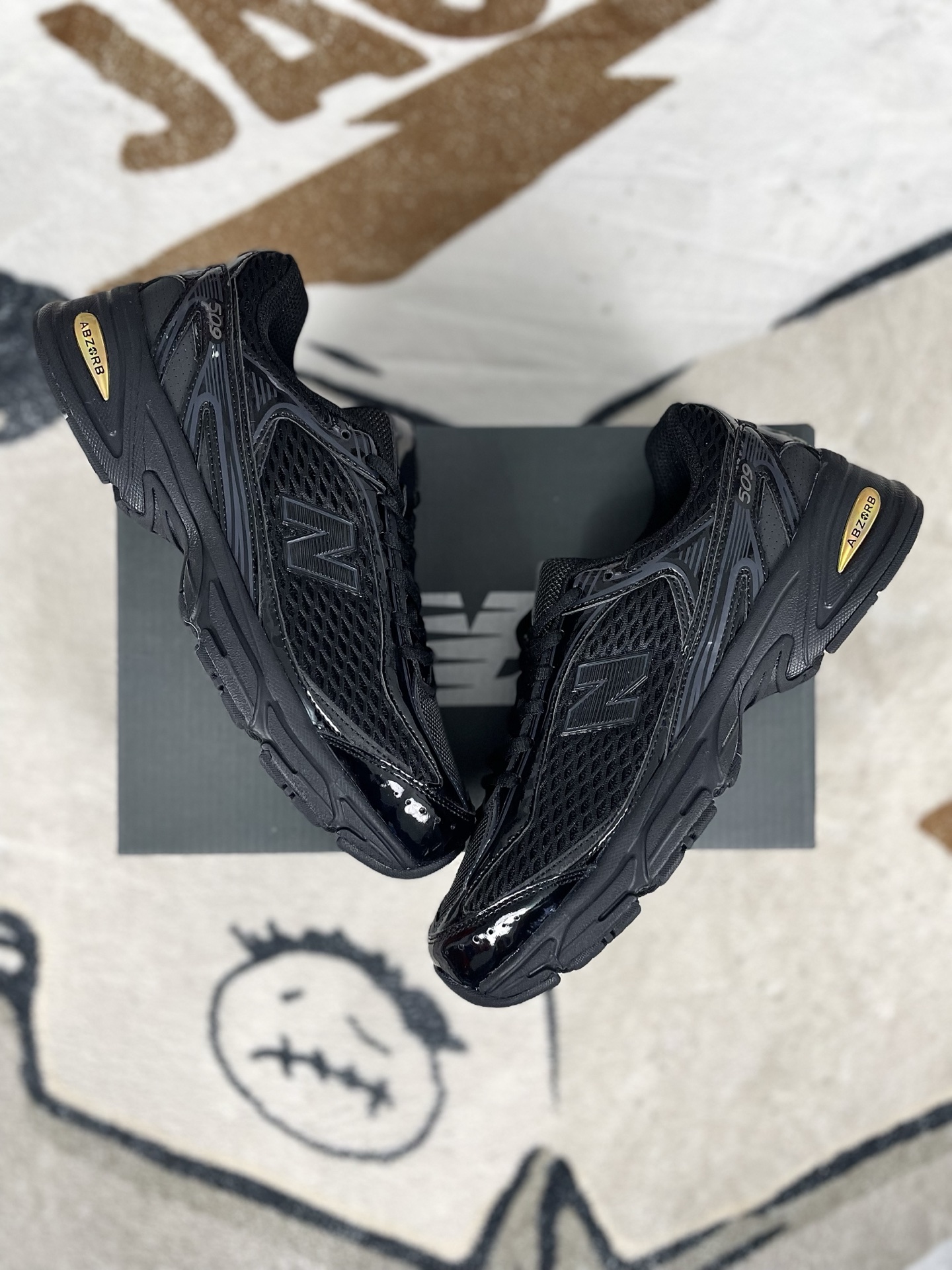 ▪️Z版纯原 XLIM x New Balance NB 509 舒适百搭防滑耐磨 低帮跑步鞋 男女同款 黑色 新百伦 ▪️NB509跑鞋是一款集复古风格与现代功能于一体的鞋款.鞋面采用翻毛皮、麂皮和网眼面料拼接而成,层次感丰富,质感独特.同时,鞋舌和双脚外侧的N字Logo彰显品牌身份,增添时尚感.采用透气网布鞋面设计,有助于提升穿着时的舒适度,让脚部保持干爽.搭载Fresh Foam缓震中底,有效减少运动时的冲击,保护双脚免受伤害.立体纹路耐磨橡胶外底,增强抓地力,提供稳定支撑,适合多种路面条件.NB509跑鞋的时尚外观和舒适穿着体验,使其成为城市通勤的理想选择.无论是跑步、健身还是日常休闲,NB509都能提供足够的支撑和缓震,满足多样化的运动需求. ▪️ (36 37 37.5 38 38.5 39.5 40 40.5 41.5 42 42.5 43 44 44.5 45) ▪️货号:U509A1