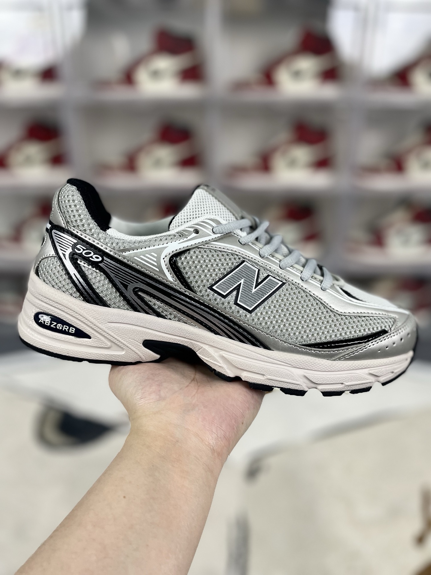 ▪️Z版纯原 Kim Dohee x New Balance NB 509 柔软舒适防滑耐磨 低帮跑步鞋 男女同款 白色 新百伦 ▪️NB509跑鞋是一款集复古风格与现代功能于一体的鞋款.鞋面采用翻毛皮、麂皮和网眼面料拼接而成,层次感丰富,质感独特.同时,鞋舌和双脚外侧的N字Logo彰显品牌身份,增添时尚感.采用透气网布鞋面设计,有助于提升穿着时的舒适度,让脚部保持干爽.搭载Fresh Foam缓震中底,有效减少运动时的冲击,保护双脚免受伤害.立体纹路耐磨橡胶外底,增强抓地力,提供稳定支撑,适合多种路面条件.NB509跑鞋的时尚外观和舒适穿着体验,使其成为城市通勤的理想选择.无论是跑步、健身还是日常休闲,NB509都能提供足够的支撑和缓震,满足多样化的运动需求. ▪️ (36 37 37.5 38 38.5 39.5 40 40.5 41.5 42 42.5 43 44 44.5 45) ▪️货号:U509C1