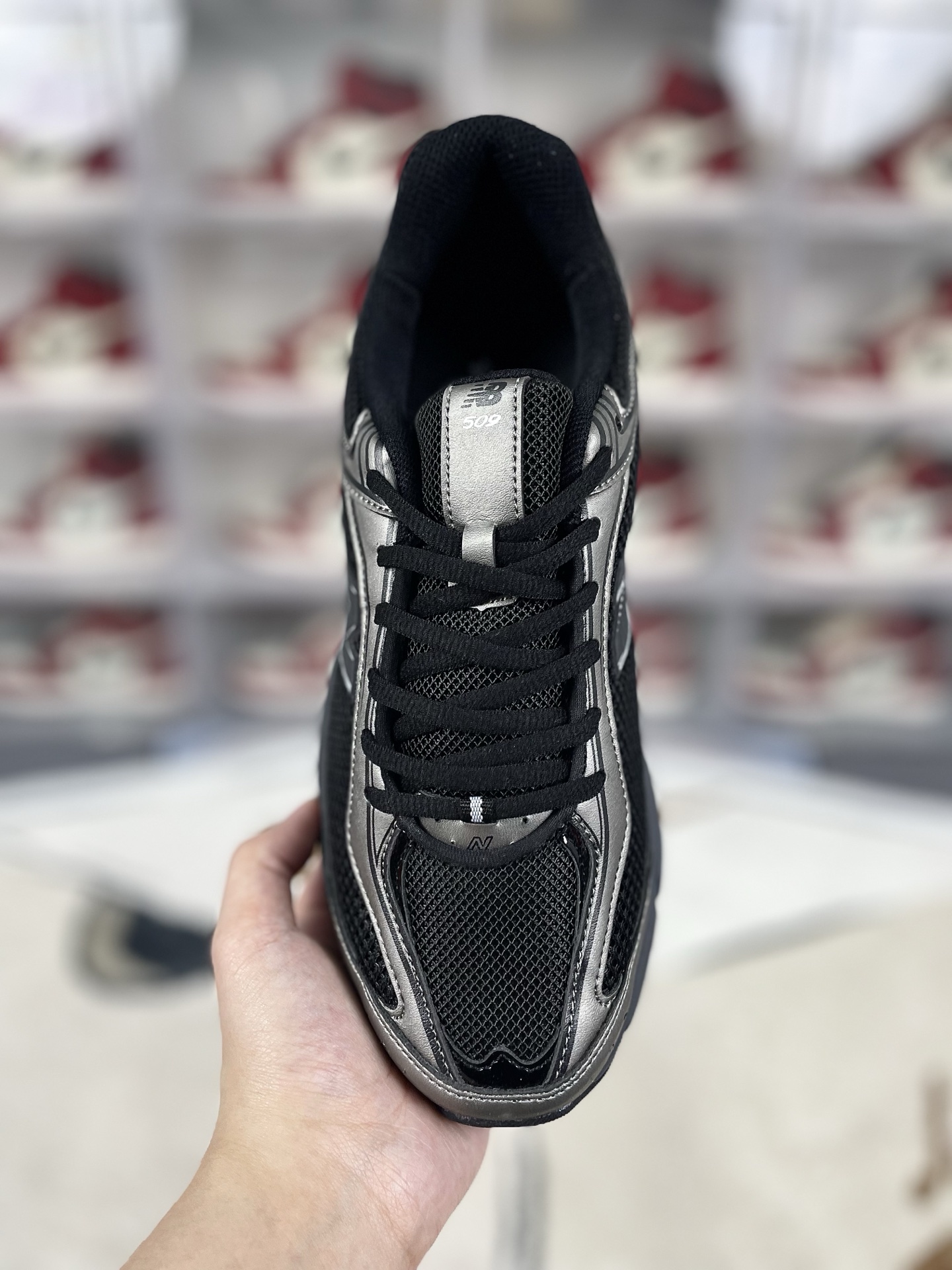▪️Z版纯原 XLIM x New Balance NB 509 舒适百搭防滑耐磨 低帮跑步鞋 男款 黑银色 新百伦 ▪️NB509跑鞋是一款集复古风格与现代功能于一体的鞋款.鞋面采用翻毛皮、麂皮和网眼面料拼接而成,层次感丰富,质感独特.同时,鞋舌和双脚外侧的N字Logo彰显品牌身份,增添时尚感.采用透气网布鞋面设计,有助于提升穿着时的舒适度,让脚部保持干爽.搭载Fresh Foam缓震中底,有效减少运动时的冲击,保护双脚免受伤害.立体纹路耐磨橡胶外底,增强抓地力,提供稳定支撑,适合多种路面条件.NB509跑鞋的时尚外观和舒适穿着体验,使其成为城市通勤的理想选择.无论是跑步、健身还是日常休闲,NB509都能提供足够的支撑和缓震,满足多样化的运动需求. ▪️ (36 37 37.5 38 38.5 39.5 40 40.5 41.5 42 42.5 43 44 44.5 45) ▪️货号:U509E1