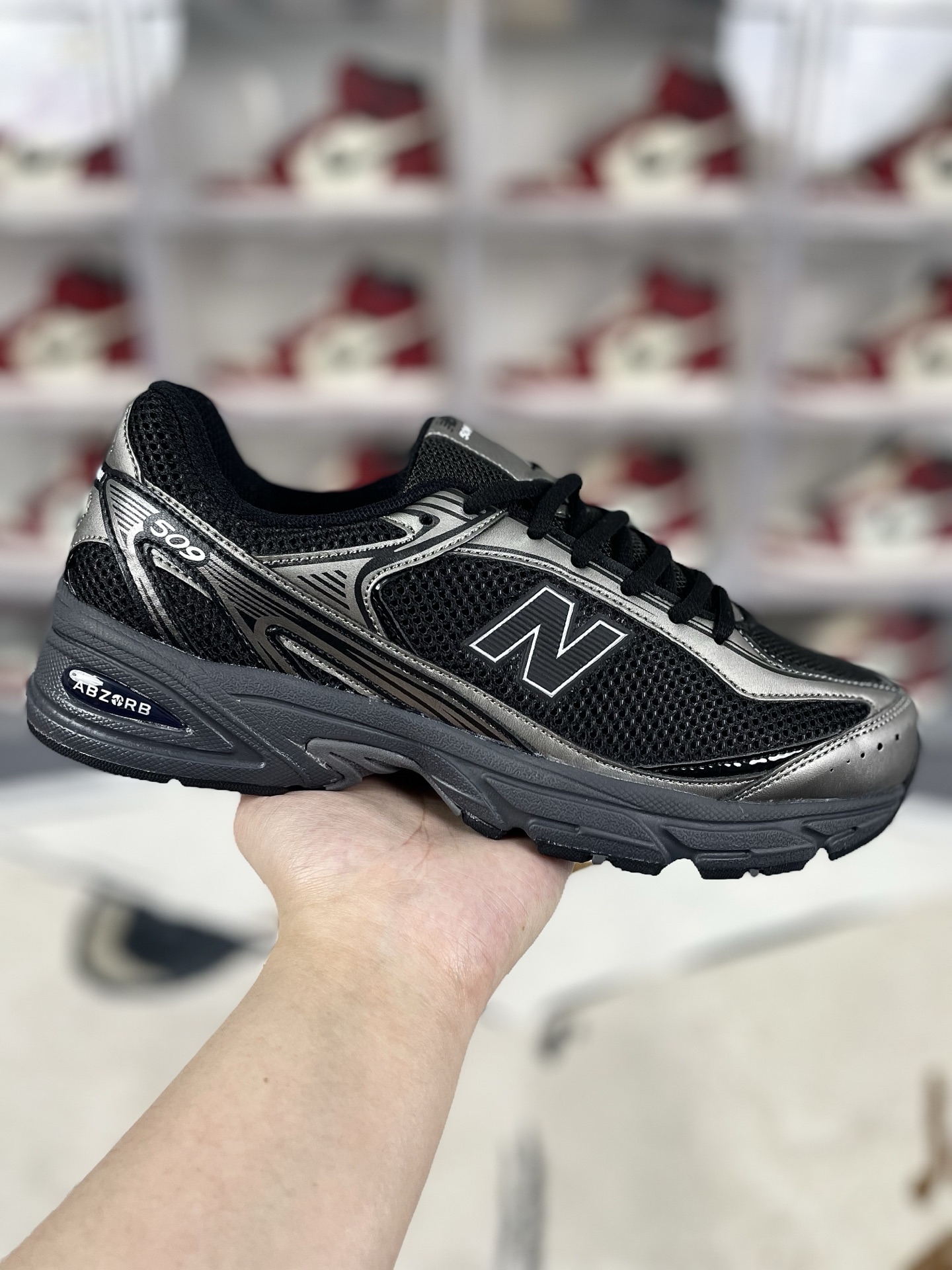 ▪️Z版纯原 XLIM x New Balance NB 509 舒适百搭防滑耐磨 低帮跑步鞋 男款 黑银色 新百伦 ▪️NB509跑鞋是一款集复古风格与现代功能于一体的鞋款.鞋面采用翻毛皮、麂皮和网眼面料拼接而成,层次感丰富,质感独特.同时,鞋舌和双脚外侧的N字Logo彰显品牌身份,增添时尚感.采用透气网布鞋面设计,有助于提升穿着时的舒适度,让脚部保持干爽.搭载Fresh Foam缓震中底,有效减少运动时的冲击,保护双脚免受伤害.立体纹路耐磨橡胶外底,增强抓地力,提供稳定支撑,适合多种路面条件.NB509跑鞋的时尚外观和舒适穿着体验,使其成为城市通勤的理想选择.无论是跑步、健身还是日常休闲,NB509都能提供足够的支撑和缓震,满足多样化的运动需求. ▪️ (36 37 37.5 38 38.5 39.5 40 40.5 41.5 42 42.5 43 44 44.5 45) ▪️货号:U509E1