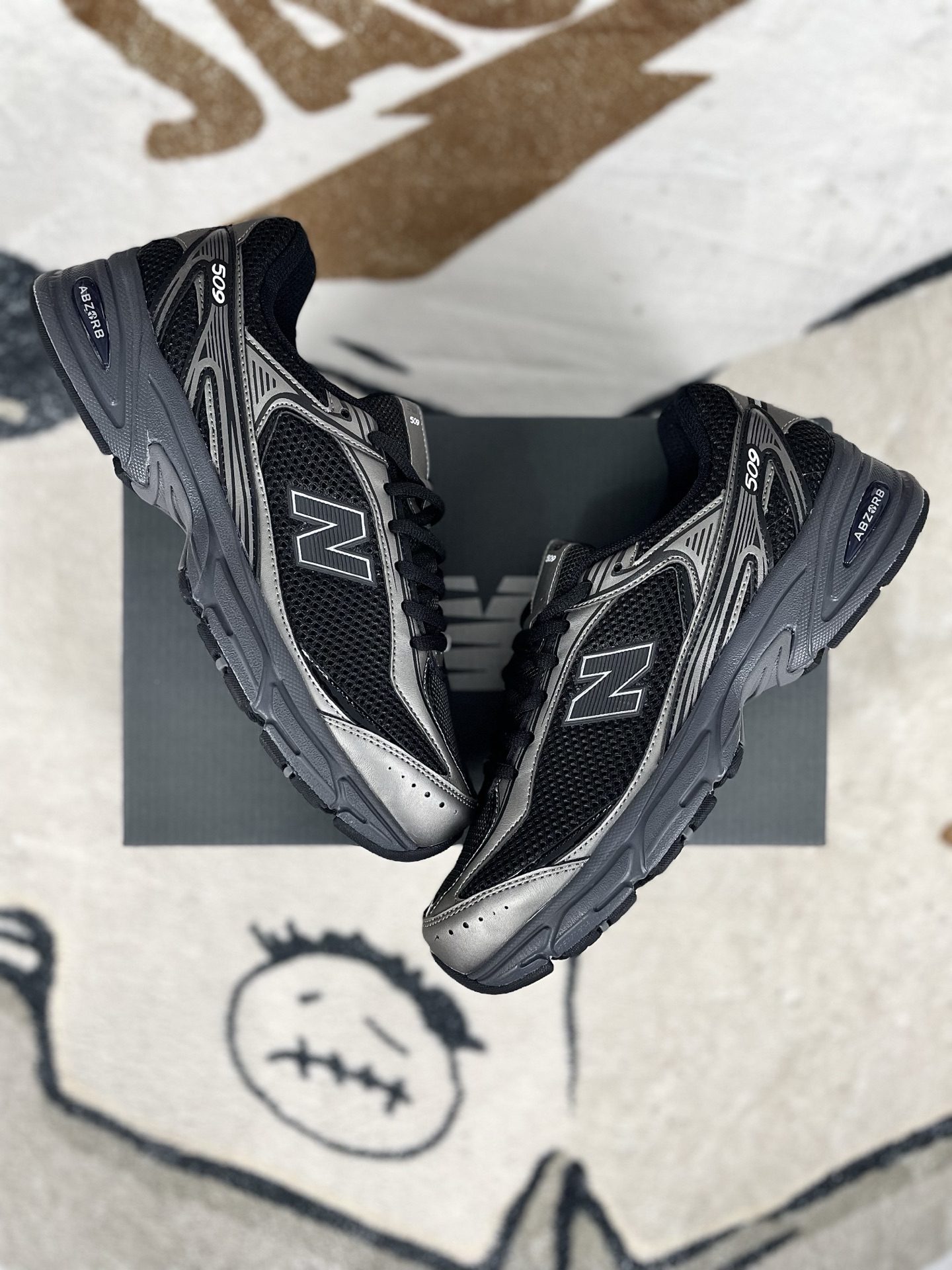 ▪️Z版纯原 XLIM x New Balance NB 509 舒适百搭防滑耐磨 低帮跑步鞋 男款 黑银色 新百伦 ▪️NB509跑鞋是一款集复古风格与现代功能于一体的鞋款.鞋面采用翻毛皮、麂皮和网眼面料拼接而成,层次感丰富,质感独特.同时,鞋舌和双脚外侧的N字Logo彰显品牌身份,增添时尚感.采用透气网布鞋面设计,有助于提升穿着时的舒适度,让脚部保持干爽.搭载Fresh Foam缓震中底,有效减少运动时的冲击,保护双脚免受伤害.立体纹路耐磨橡胶外底,增强抓地力,提供稳定支撑,适合多种路面条件.NB509跑鞋的时尚外观和舒适穿着体验,使其成为城市通勤的理想选择.无论是跑步、健身还是日常休闲,NB509都能提供足够的支撑和缓震,满足多样化的运动需求. ▪️ (36 37 37.5 38 38.5 39.5 40 40.5 41.5 42 42.5 43 44 44.5 45) ▪️货号:U509E1