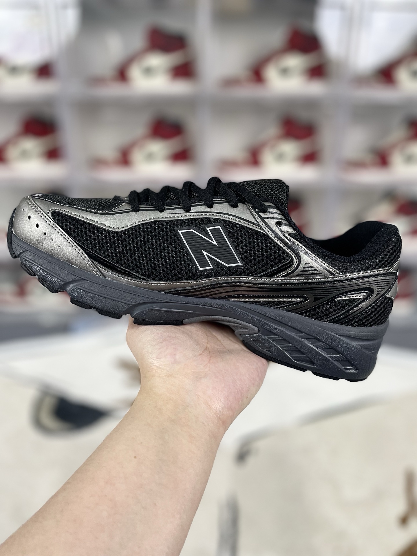 ▪️Z版纯原 XLIM x New Balance NB 509 舒适百搭防滑耐磨 低帮跑步鞋 男款 黑银色 新百伦 ▪️NB509跑鞋是一款集复古风格与现代功能于一体的鞋款.鞋面采用翻毛皮、麂皮和网眼面料拼接而成,层次感丰富,质感独特.同时,鞋舌和双脚外侧的N字Logo彰显品牌身份,增添时尚感.采用透气网布鞋面设计,有助于提升穿着时的舒适度,让脚部保持干爽.搭载Fresh Foam缓震中底,有效减少运动时的冲击,保护双脚免受伤害.立体纹路耐磨橡胶外底,增强抓地力,提供稳定支撑,适合多种路面条件.NB509跑鞋的时尚外观和舒适穿着体验,使其成为城市通勤的理想选择.无论是跑步、健身还是日常休闲,NB509都能提供足够的支撑和缓震,满足多样化的运动需求. ▪️ (36 37 37.5 38 38.5 39.5 40 40.5 41.5 42 42.5 43 44 44.5 45) ▪️货号:U509E1