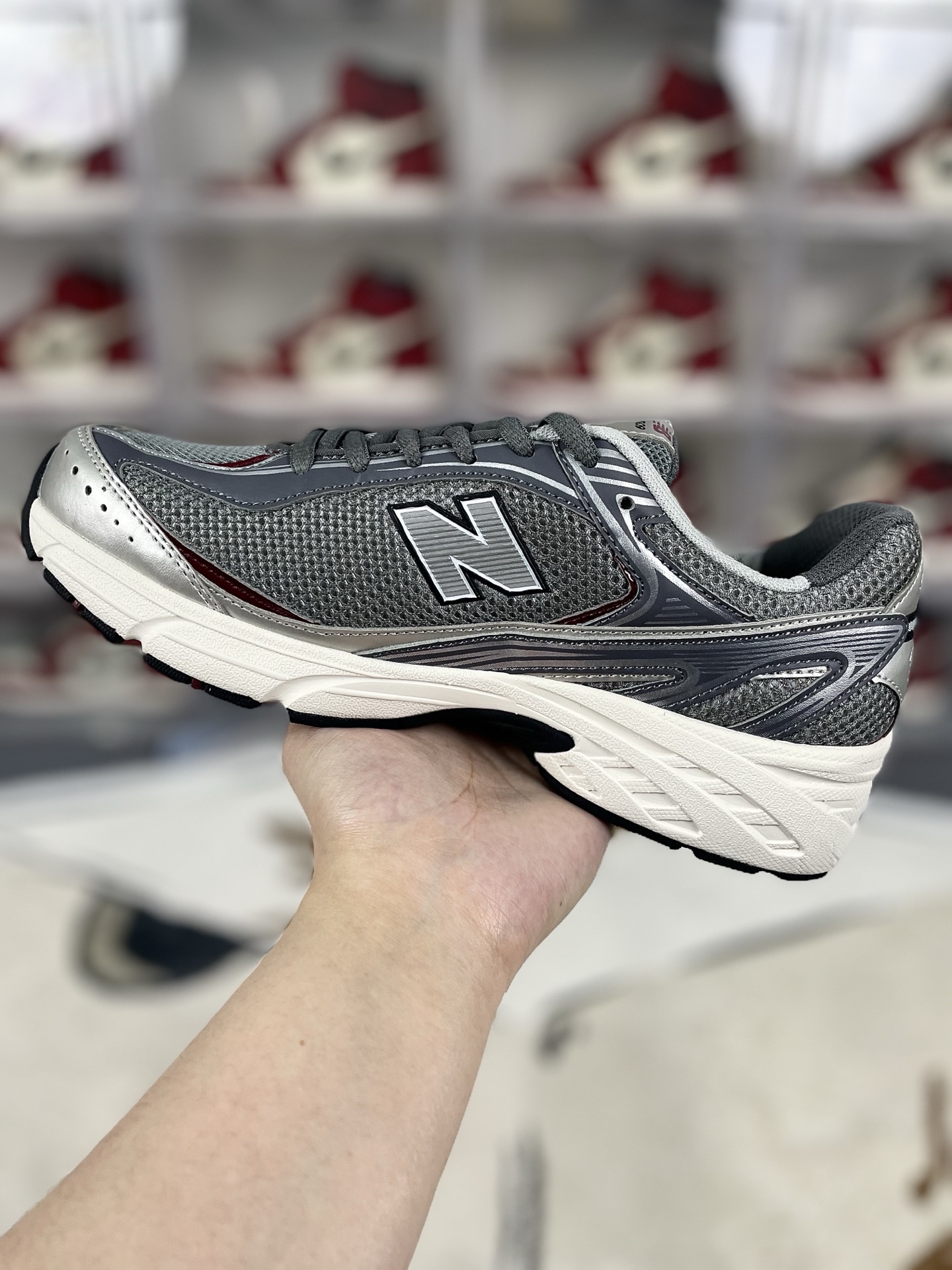 ▪️Z版纯原 Kim Dohee x New Balance NB 509 柔软舒适防滑耐磨 低帮跑步鞋 男女同款 灰色 新百伦 ▪️NB509跑鞋是一款集复古风格与现代功能于一体的鞋款.鞋面采用翻毛皮、麂皮和网眼面料拼接而成,层次感丰富,质感独特.同时,鞋舌和双脚外侧的N字Logo彰显品牌身份,增添时尚感.采用透气网布鞋面设计,有助于提升穿着时的舒适度,让脚部保持干爽.搭载Fresh Foam缓震中底,有效减少运动时的冲击,保护双脚免受伤害.立体纹路耐磨橡胶外底,增强抓地力,提供稳定支撑,适合多种路面条件.NB509跑鞋的时尚外观和舒适穿着体验,使其成为城市通勤的理想选择.无论是跑步、健身还是日常休闲,NB509都能提供足够的支撑和缓震,满足多样化的运动需求. ▪️ (36 37 37.5 38 38.5 39.5 40 40.5 41.5 42 42.5 43 44 44.5 45) ▪️货号:U509D1