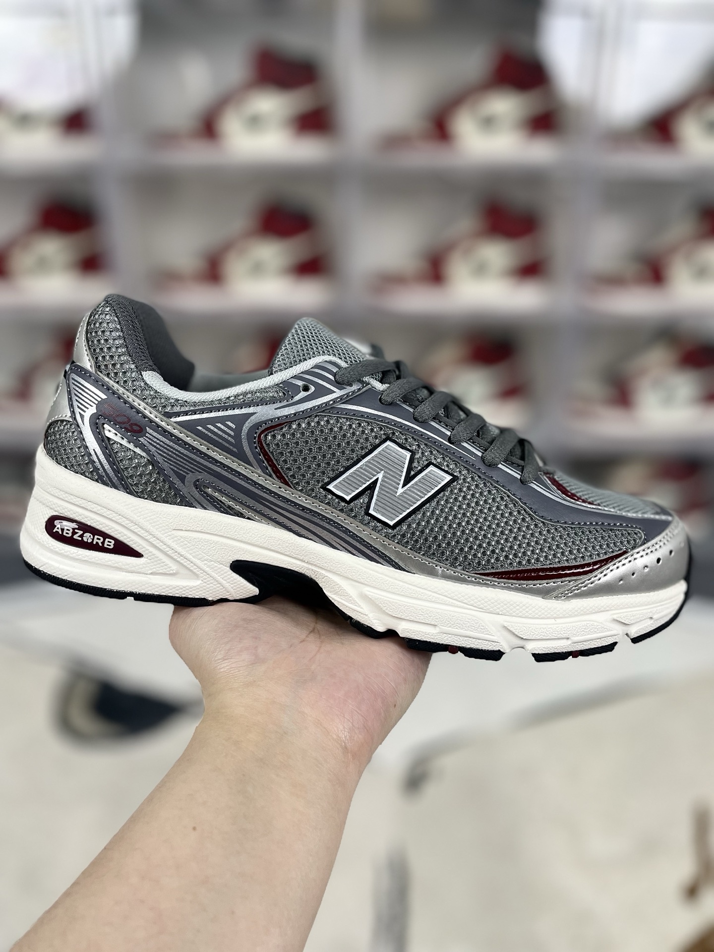 ▪️Z版纯原 Kim Dohee x New Balance NB 509 柔软舒适防滑耐磨 低帮跑步鞋 男女同款 灰色 新百伦 ▪️NB509跑鞋是一款集复古风格与现代功能于一体的鞋款.鞋面采用翻毛皮、麂皮和网眼面料拼接而成,层次感丰富,质感独特.同时,鞋舌和双脚外侧的N字Logo彰显品牌身份,增添时尚感.采用透气网布鞋面设计,有助于提升穿着时的舒适度,让脚部保持干爽.搭载Fresh Foam缓震中底,有效减少运动时的冲击,保护双脚免受伤害.立体纹路耐磨橡胶外底,增强抓地力,提供稳定支撑,适合多种路面条件.NB509跑鞋的时尚外观和舒适穿着体验,使其成为城市通勤的理想选择.无论是跑步、健身还是日常休闲,NB509都能提供足够的支撑和缓震,满足多样化的运动需求. ▪️ (36 37 37.5 38 38.5 39.5 40 40.5 41.5 42 42.5 43 44 44.5 45) ▪️货号:U509D1