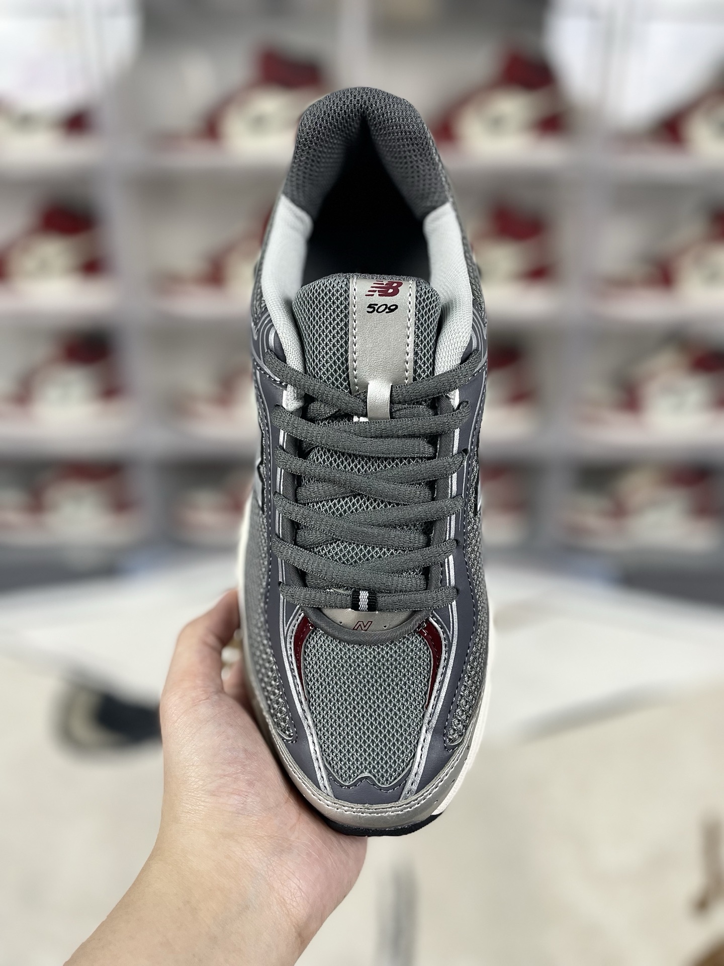 ▪️Z版纯原 Kim Dohee x New Balance NB 509 柔软舒适防滑耐磨 低帮跑步鞋 男女同款 灰色 新百伦 ▪️NB509跑鞋是一款集复古风格与现代功能于一体的鞋款.鞋面采用翻毛皮、麂皮和网眼面料拼接而成,层次感丰富,质感独特.同时,鞋舌和双脚外侧的N字Logo彰显品牌身份,增添时尚感.采用透气网布鞋面设计,有助于提升穿着时的舒适度,让脚部保持干爽.搭载Fresh Foam缓震中底,有效减少运动时的冲击,保护双脚免受伤害.立体纹路耐磨橡胶外底,增强抓地力,提供稳定支撑,适合多种路面条件.NB509跑鞋的时尚外观和舒适穿着体验,使其成为城市通勤的理想选择.无论是跑步、健身还是日常休闲,NB509都能提供足够的支撑和缓震,满足多样化的运动需求. ▪️ (36 37 37.5 38 38.5 39.5 40 40.5 41.5 42 42.5 43 44 44.5 45) ▪️货号:U509D1