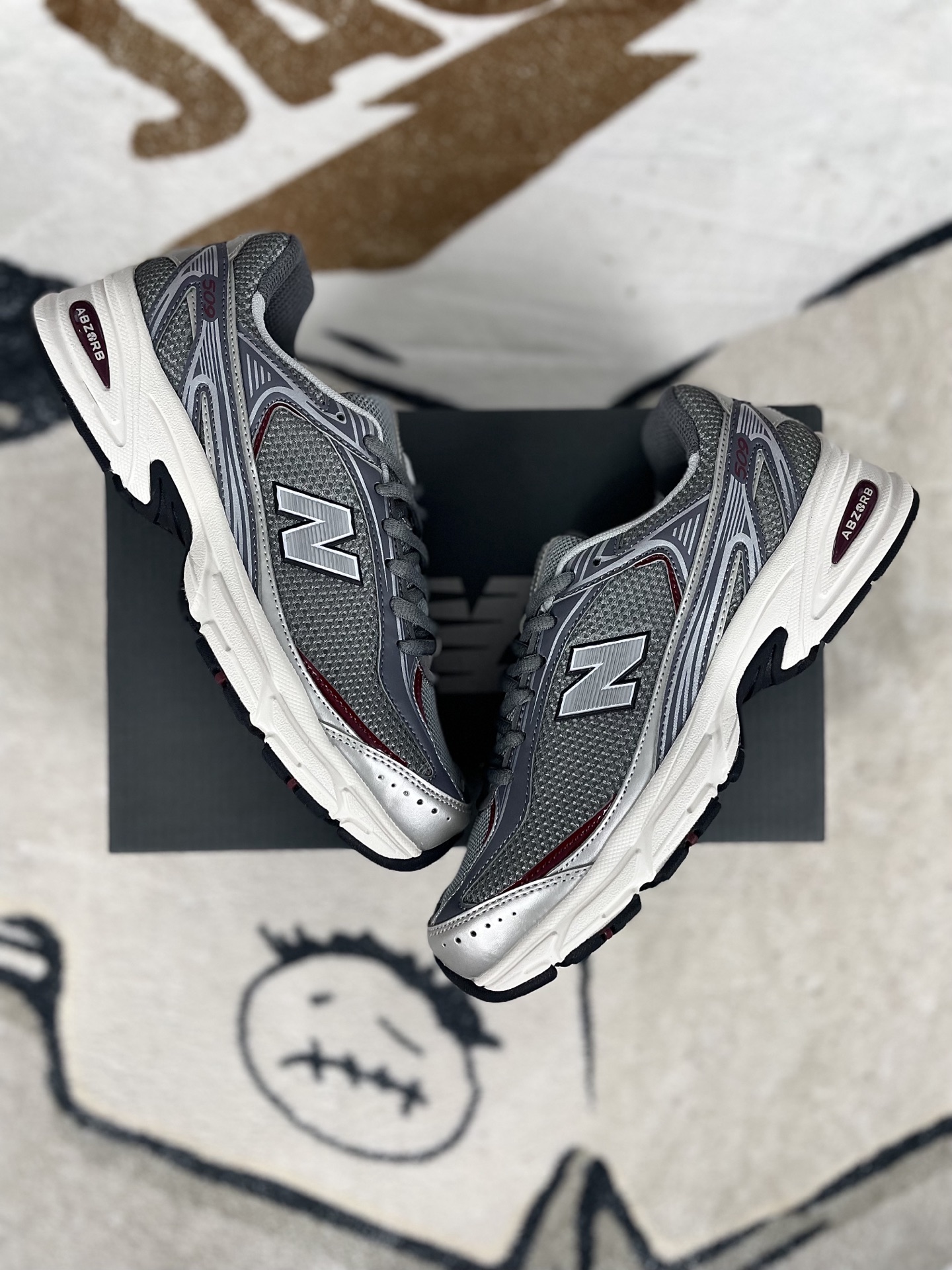 ▪️Z版纯原 Kim Dohee x New Balance NB 509 柔软舒适防滑耐磨 低帮跑步鞋 男女同款 灰色 新百伦 ▪️NB509跑鞋是一款集复古风格与现代功能于一体的鞋款.鞋面采用翻毛皮、麂皮和网眼面料拼接而成,层次感丰富,质感独特.同时,鞋舌和双脚外侧的N字Logo彰显品牌身份,增添时尚感.采用透气网布鞋面设计,有助于提升穿着时的舒适度,让脚部保持干爽.搭载Fresh Foam缓震中底,有效减少运动时的冲击,保护双脚免受伤害.立体纹路耐磨橡胶外底,增强抓地力,提供稳定支撑,适合多种路面条件.NB509跑鞋的时尚外观和舒适穿着体验,使其成为城市通勤的理想选择.无论是跑步、健身还是日常休闲,NB509都能提供足够的支撑和缓震,满足多样化的运动需求. ▪️ (36 37 37.5 38 38.5 39.5 40 40.5 41.5 42 42.5 43 44 44.5 45) ▪️货号:U509D1