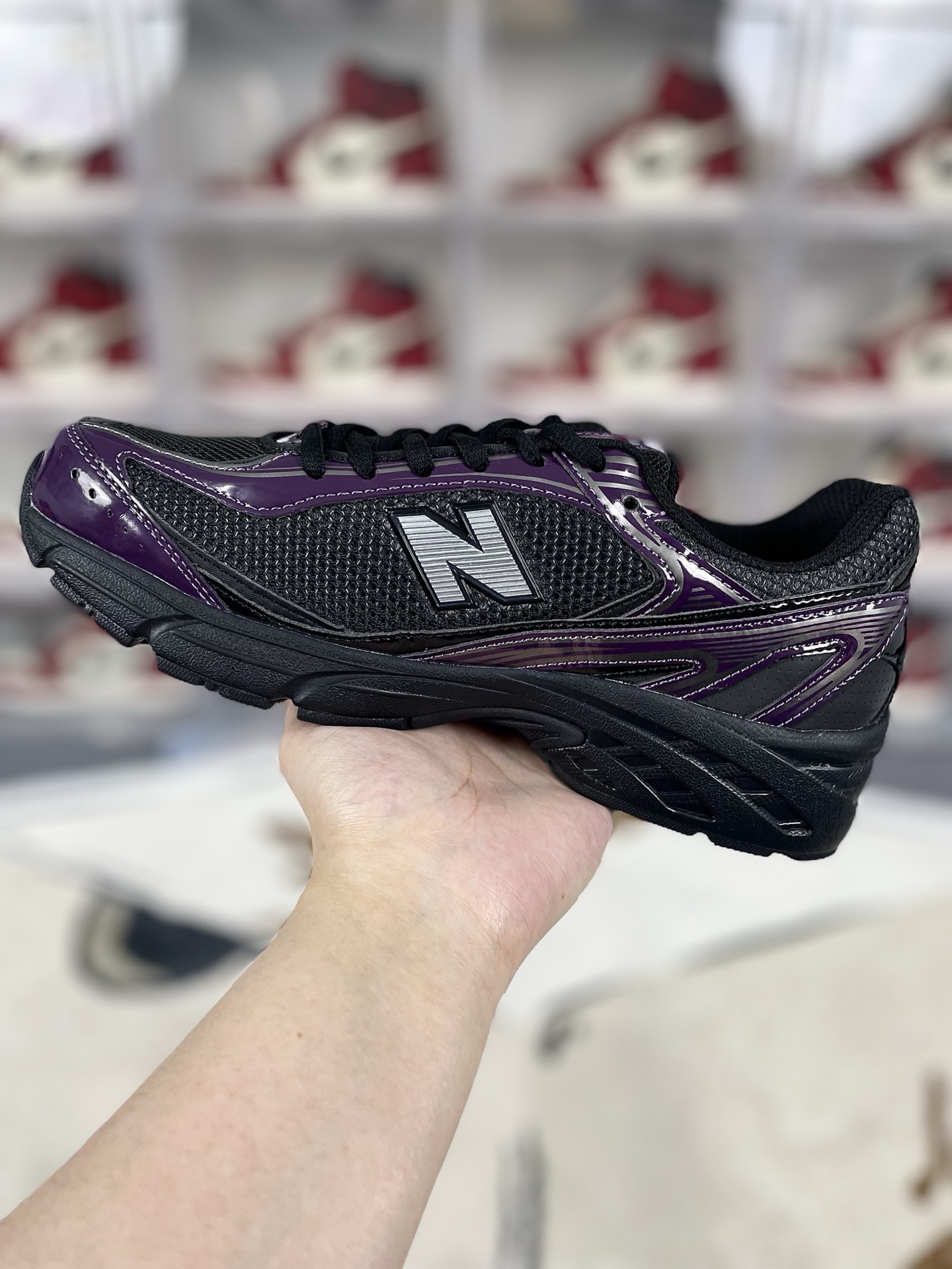▪️Z版纯原 XLIM x New Balance 509 舒适 防滑耐磨 低帮 生活休闲鞋 男女同款 黑紫色 新百伦 ▪️NB509跑鞋是一款集复古风格与现代功能于一体的鞋款.鞋面采用翻毛皮、麂皮和网眼面料拼接而成,层次感丰富,质感独特.同时,鞋舌和双脚外侧的N字Logo彰显品牌身份,增添时尚感.采用透气网布鞋面设计,有助于提升穿着时的舒适度,让脚部保持干爽.搭载Fresh Foam缓震中底,有效减少运动时的冲击,保护双脚免受伤害.立体纹路耐磨橡胶外底,增强抓地力,提供稳定支撑,适合多种路面条件.NB509跑鞋的时尚外观和舒适穿着体验,使其成为城市通勤的理想选择.无论是跑步、健身还是日常休闲,NB509都能提供足够的支撑和缓震,满足多样化的运动需求. ▪️ (36 37 37.5 38 38.5 39.5 40 40.5 41.5 42 42.5 43 44 44.5 45) ▪️货号:U509B1