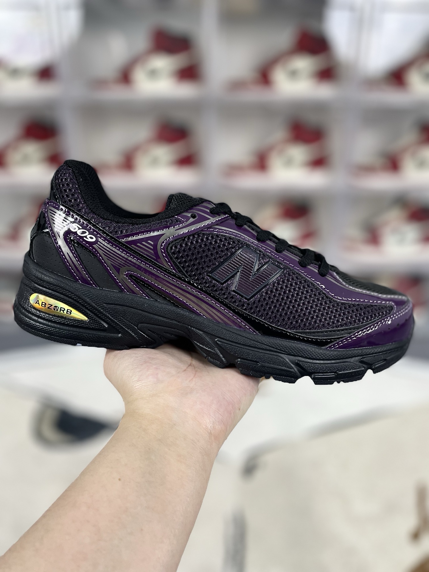 ▪️Z版纯原 XLIM x New Balance 509 舒适 防滑耐磨 低帮 生活休闲鞋 男女同款 黑紫色 新百伦 ▪️NB509跑鞋是一款集复古风格与现代功能于一体的鞋款.鞋面采用翻毛皮、麂皮和网眼面料拼接而成,层次感丰富,质感独特.同时,鞋舌和双脚外侧的N字Logo彰显品牌身份,增添时尚感.采用透气网布鞋面设计,有助于提升穿着时的舒适度,让脚部保持干爽.搭载Fresh Foam缓震中底,有效减少运动时的冲击,保护双脚免受伤害.立体纹路耐磨橡胶外底,增强抓地力,提供稳定支撑,适合多种路面条件.NB509跑鞋的时尚外观和舒适穿着体验,使其成为城市通勤的理想选择.无论是跑步、健身还是日常休闲,NB509都能提供足够的支撑和缓震,满足多样化的运动需求. ▪️ (36 37 37.5 38 38.5 39.5 40 40.5 41.5 42 42.5 43 44 44.5 45) ▪️货号:U509B1