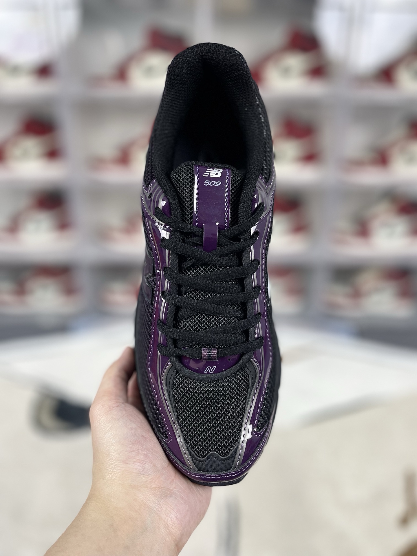 ▪️Z版纯原 XLIM x New Balance 509 舒适 防滑耐磨 低帮 生活休闲鞋 男女同款 黑紫色 新百伦 ▪️NB509跑鞋是一款集复古风格与现代功能于一体的鞋款.鞋面采用翻毛皮、麂皮和网眼面料拼接而成,层次感丰富,质感独特.同时,鞋舌和双脚外侧的N字Logo彰显品牌身份,增添时尚感.采用透气网布鞋面设计,有助于提升穿着时的舒适度,让脚部保持干爽.搭载Fresh Foam缓震中底,有效减少运动时的冲击,保护双脚免受伤害.立体纹路耐磨橡胶外底,增强抓地力,提供稳定支撑,适合多种路面条件.NB509跑鞋的时尚外观和舒适穿着体验,使其成为城市通勤的理想选择.无论是跑步、健身还是日常休闲,NB509都能提供足够的支撑和缓震,满足多样化的运动需求. ▪️ (36 37 37.5 38 38.5 39.5 40 40.5 41.5 42 42.5 43 44 44.5 45) ▪️货号:U509B1