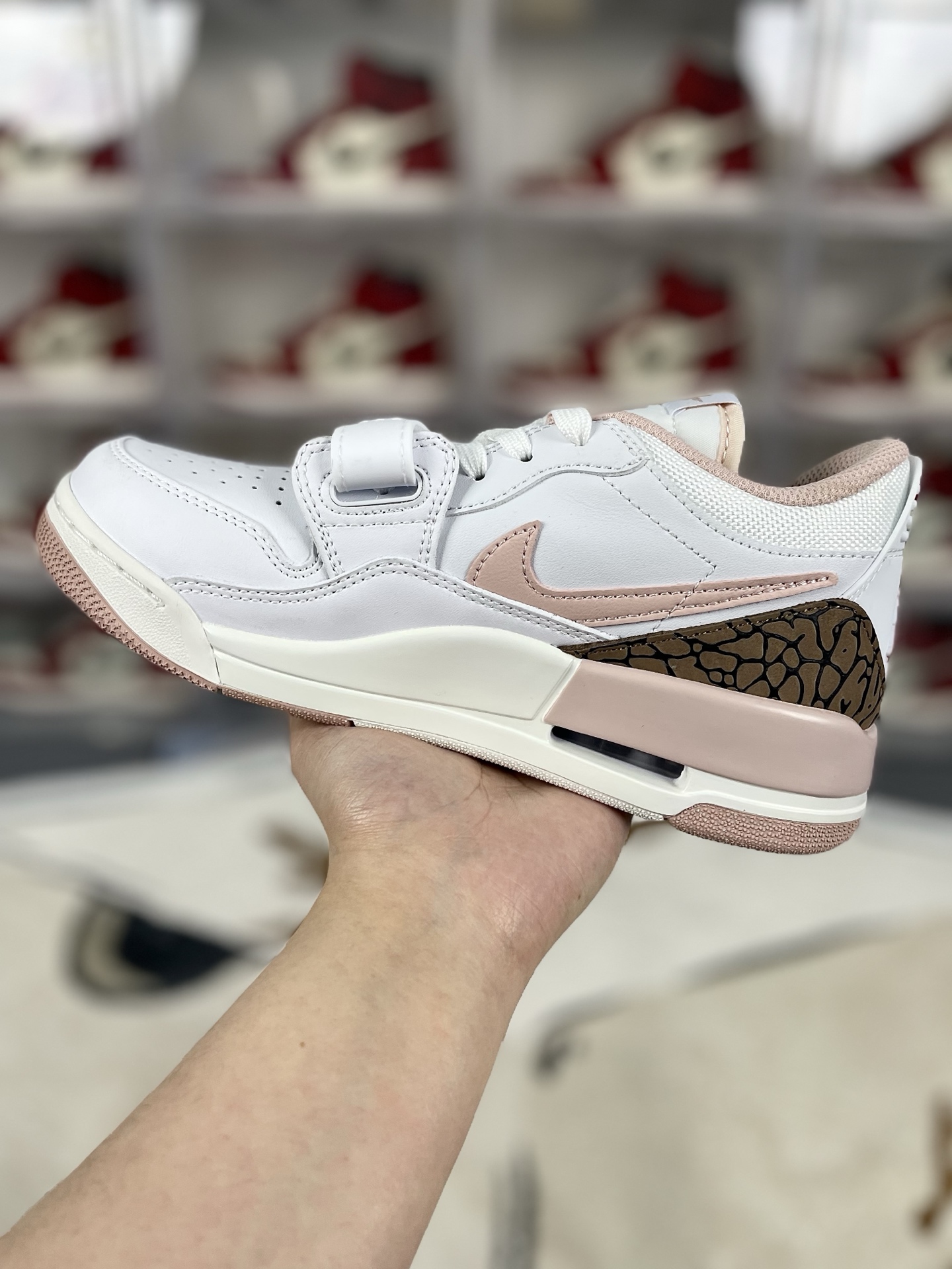 Jordan Legacy 312 Women's Low-Top Retro Basketball Shoes - White/Pink 2 i1741905489445 1557 0 1