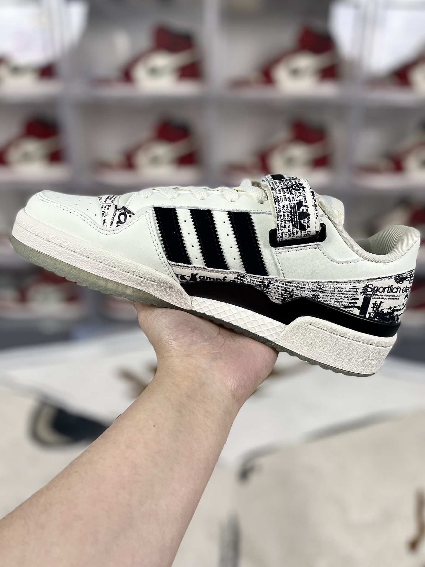 Adidas Originals Forum 84 Low-Top Sneakers - Black & White - Unisex 2 i1741905590764 9789 0 1