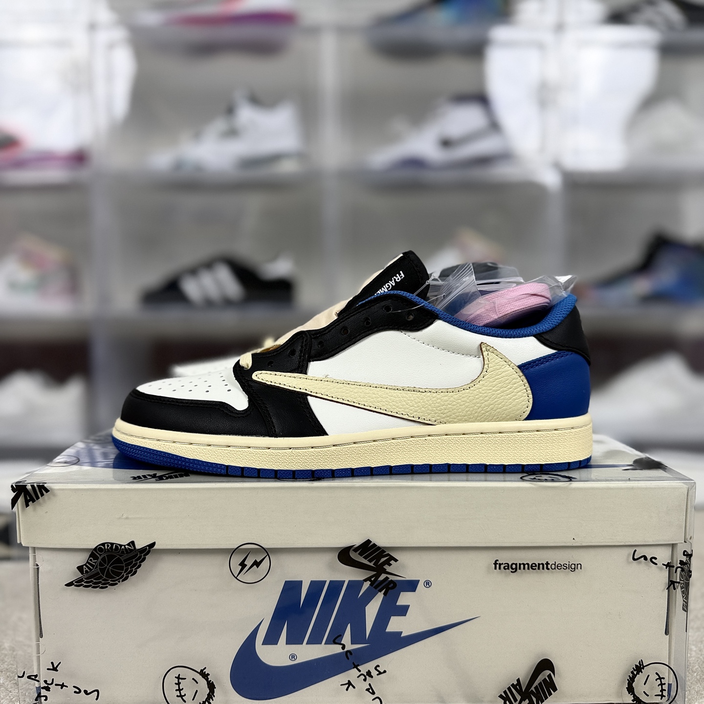 Travis Scott x Fragment Design Air Jordan 1 Low OG SP - White/Blue/Black 9 i1743281384449 526 0 8
