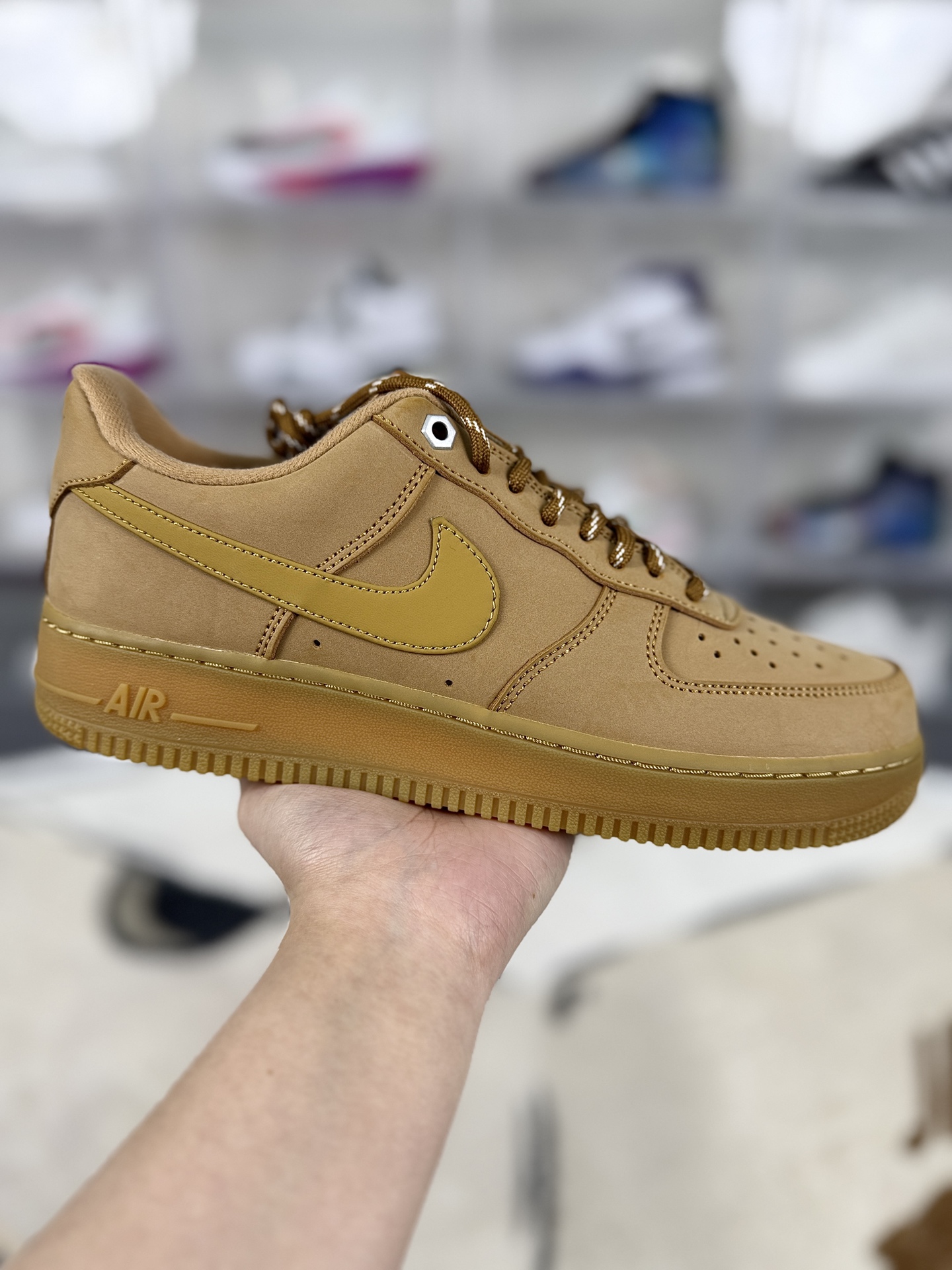 本地💰110   
▪️W2版本
Nike Air Force 1 Low 07 LV8 “Wheat / Flax” 牛皮 经典复古风格 防滑轻便 低帮 板鞋 男女同款 小麦色空军一号
▪️小麦配色 Air Force1一直以来凭借酷似大翼靴的休闲装扮，同时独具 Nike 复古鞋的经典底蕴，早己成为受欢迎的上脚鞋款之一，此次又有全新小麦配色登场。鞋面均由小麦色牛巴革打造，呈现出极佳的质感，同时提高耐磨性。搭配生胶鞋底，与鞋面风格协调一致，辅以同色系尼龙鞋带，带来酷似工装靴的质感表现。该鞋款还搭载了全掌型的Nike Air缓震配置，为穿着者提供了出色的缓震防护，有效减轻脚部的压力。
▪️尺码：35.5-46（35.5 36 36.5 37.5 38 38.5 39 40 40.5 41 42 42.5 43 44 44.5 45 46）
▪️货号：CJ9179-200/FZ7372-200/CJ9179-201