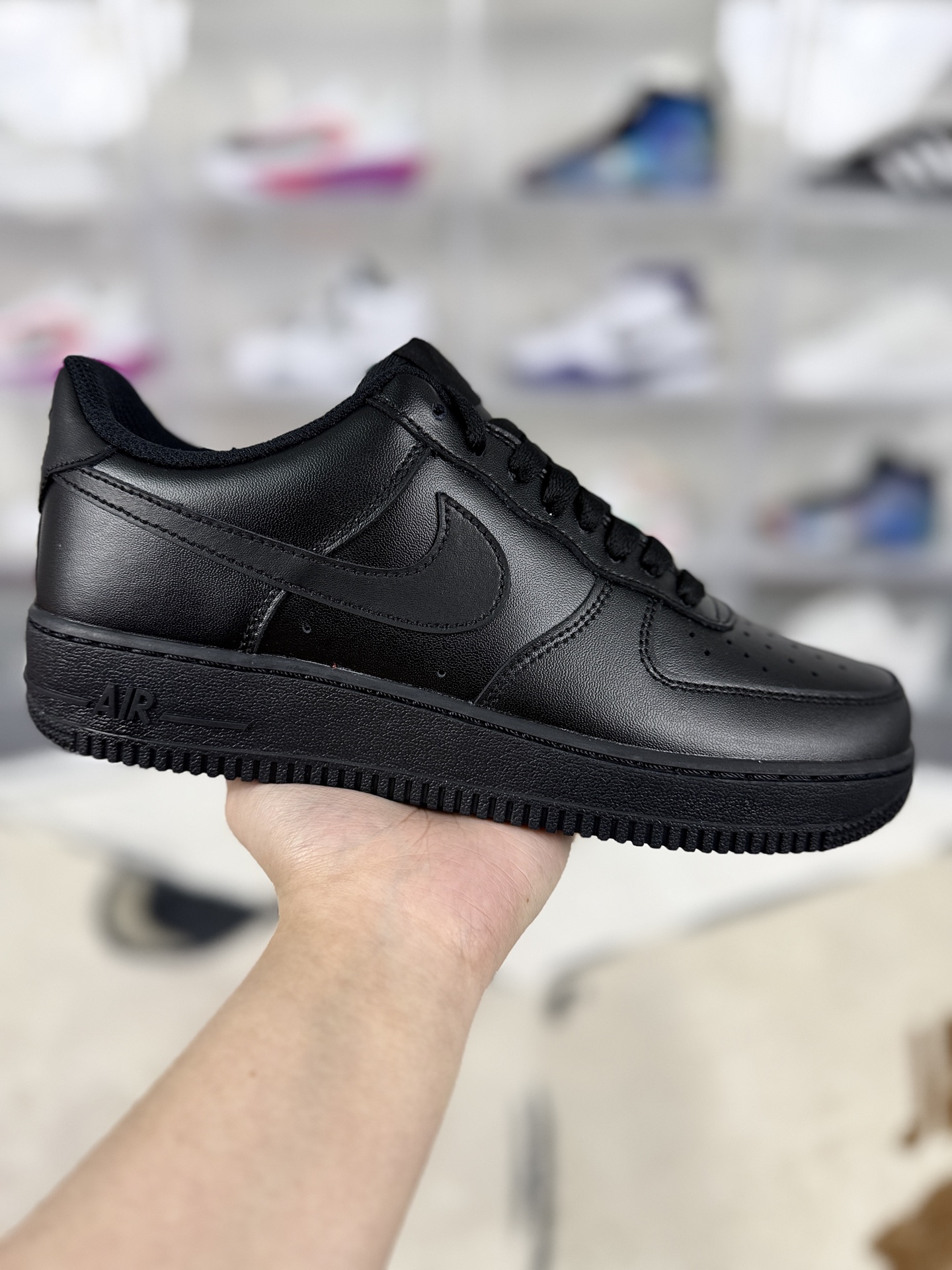 本地💰110   
▪️W2版本
Nike Air Force 1 Low 07  黑武士亮光 复古 低帮 板鞋 男女同款空军一号
▪️Air Force1于1982年推出，由Nike公司的传奇设计师Bruce Kilgore设计，他摒弃了老旧的帆布鞋风格，突破性的使用內嵌式Air sole气垫缓震系统，并将其与横跨复古与现代的外型结合，造就出风靡全球三十多年的Air force1，直到今天还深受青睐。
▪️尺码：35.5-46（35.5 36 36.5 37.5 38 38.5 39 40 40.5 41 42 42.5 43 44 44.5 45 46）
▪️货号：CW2288-001/DD8959-001/DH2920-001