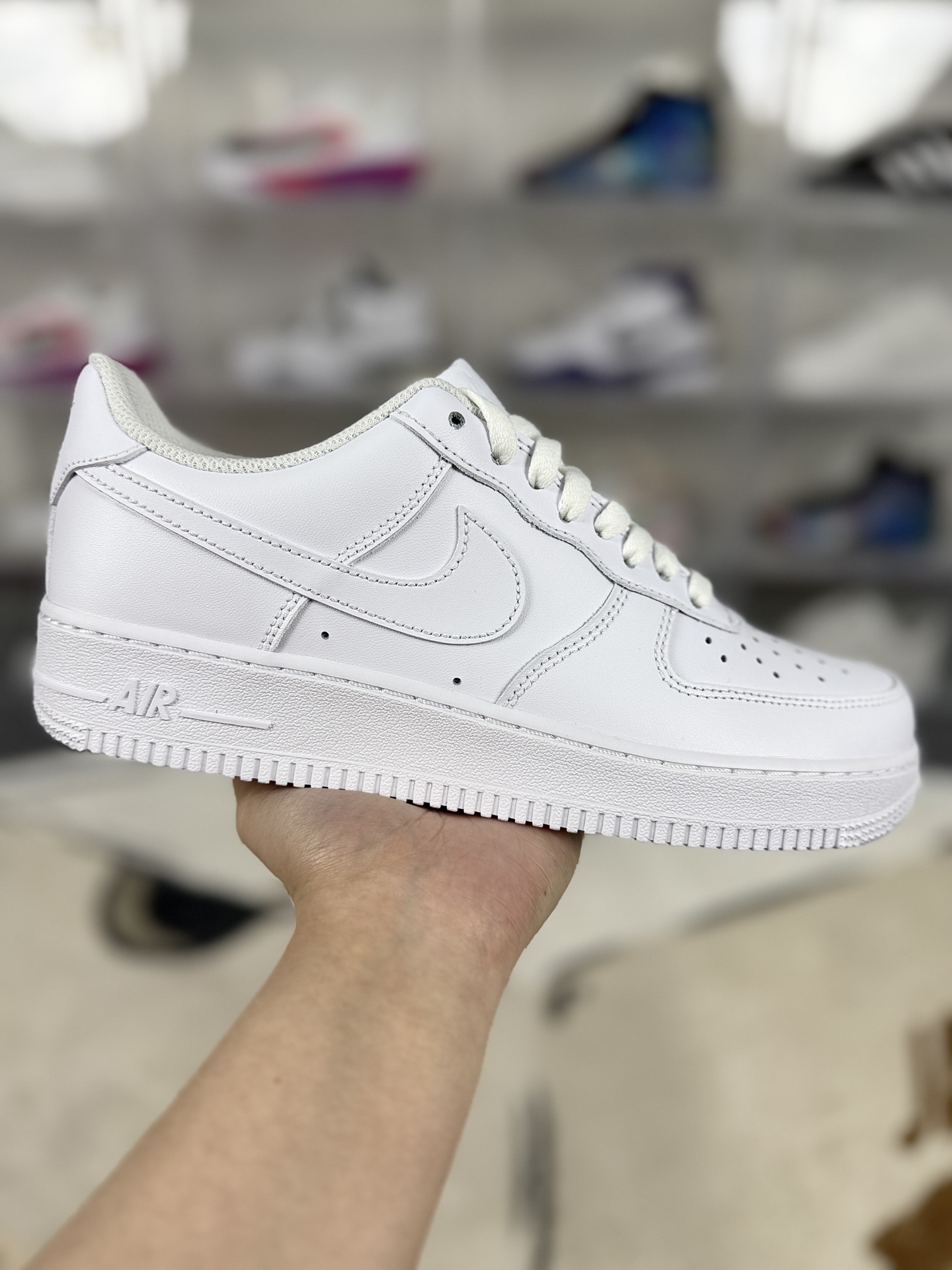 本地💰110   
▪️W2版本
Nike Air Force 1 Low 07 经典复古风格 板鞋 男女同款 纯白空军一号
▪️Air Force1于1982年推出，由Nike公司的传奇设计师Bruce Kilgore设计，他摒弃了老旧的帆布鞋风格，突破性的使用內嵌式Air sole气垫缓震系统，并将其与横跨复古与现代的外型结合，造就出风靡全球三十多年的Air force1，直到今天还深受青睐。
▪️尺码：35.5-46（35.5 36 36.5 37.5 38 38.5 39 40 40.5 41 42 42.5 43 44 44.5 45 46）
▪️货号：CW2288-111/DD8959-100/315122-111