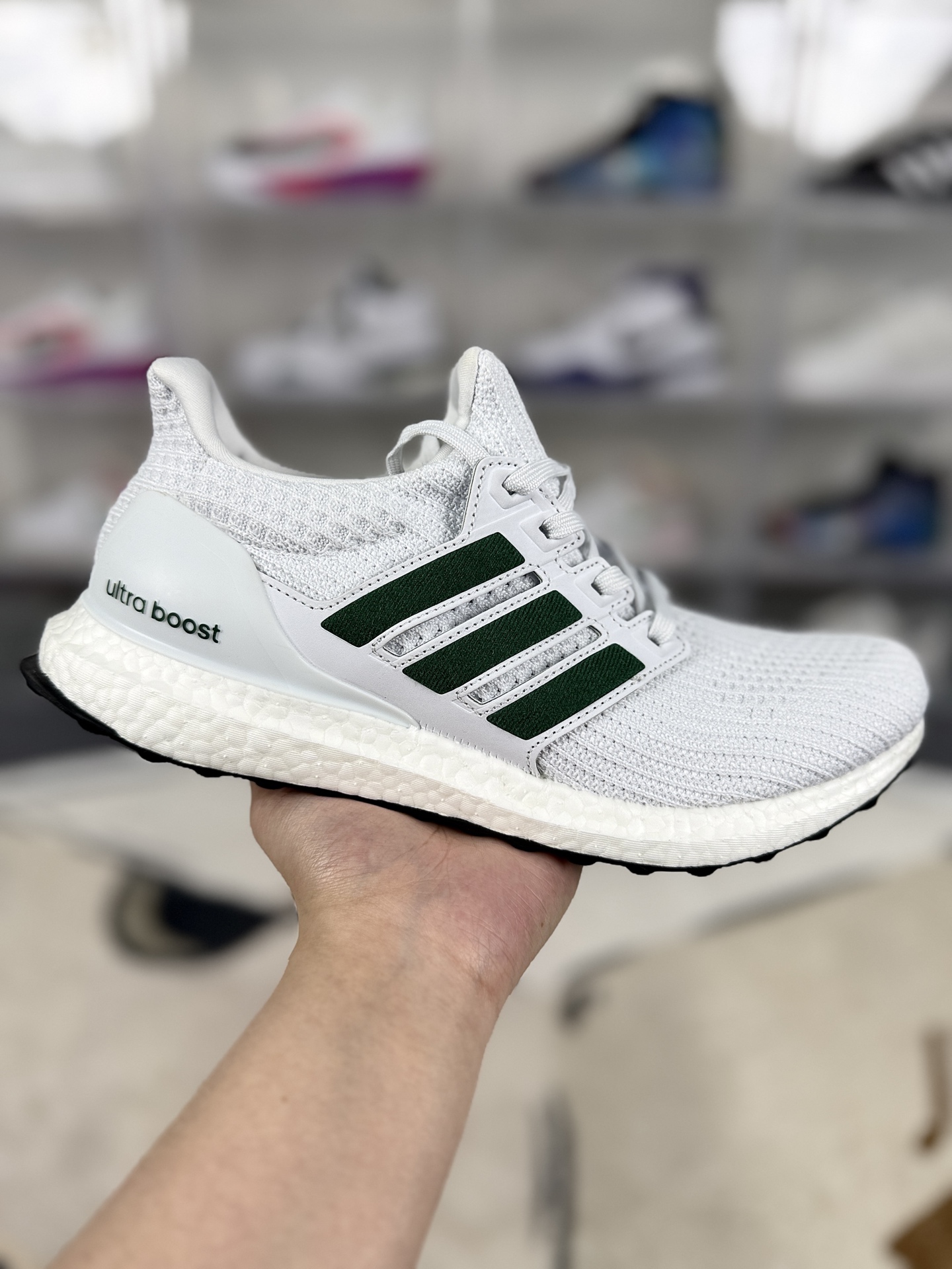 ▪️匠心纯原 巴斯夫中底 adidas Ultraboost 4.0 柔软舒适防滑耐磨 低帮跑步鞋 男女款 白绿 UB4.0 ▪️Ultra Boost 4.0是一款集合了先进科技和时尚设计的跑步鞋.鞋面采用Primeknit织物鞋面,轻盈透气,具有良好的弹性.中底采用全掌Boost技术,提供优异的缓震性能和能量回馈.同时,延续了Torsion System防扭转系统,增强了中底的支撑稳定性.标配全掌马牌橡胶大底,耐磨防滑性能出色.大底设计遵循adidas的四向弹力网底设计,并调整了鞋底橡胶的突出结构,使鞋底更加灵活. ▪️ (391⁄3 40 402⁄3 411⁄3 42 422⁄3 431⁄3 44 442⁄3 451⁄3) ▪️货号:FY9338