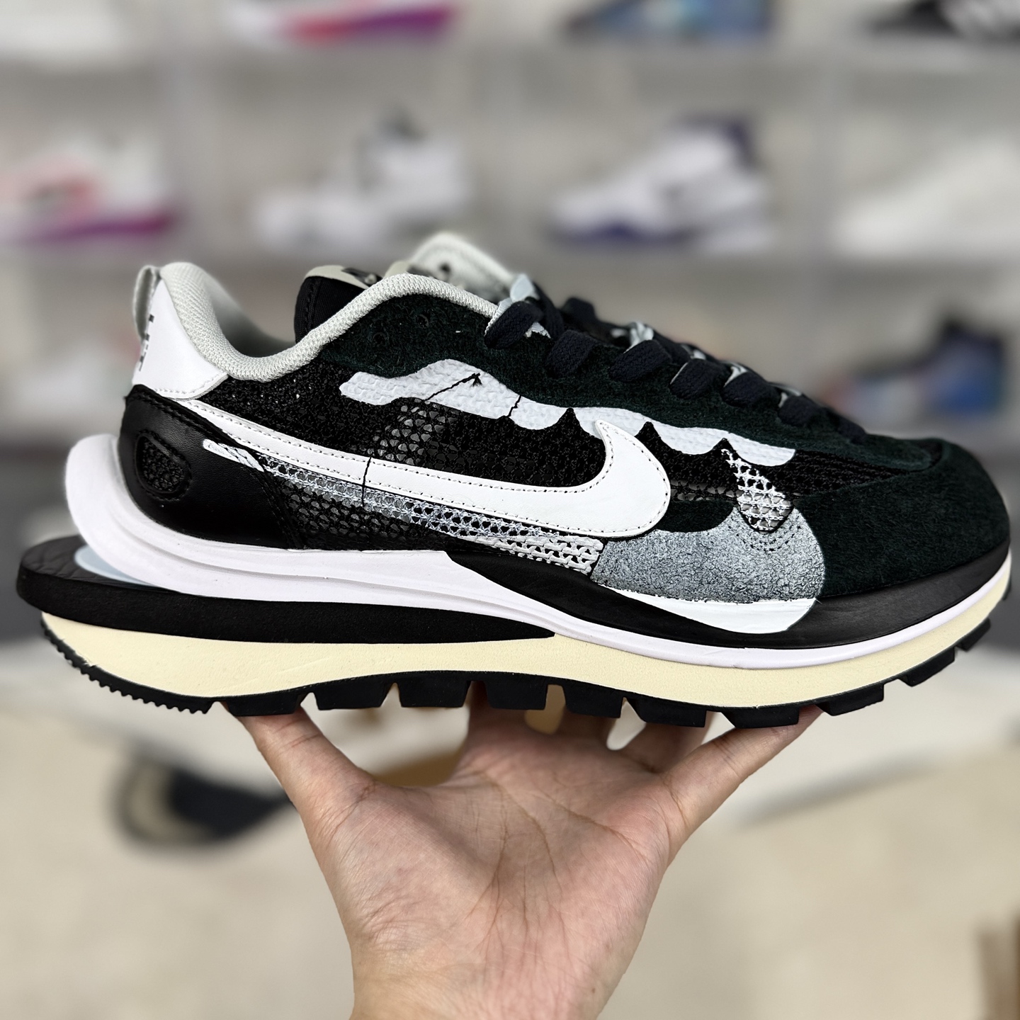 Nike x Sacai VaporWaffle Black and White Low-Top Sneakers - Unisex 7 i1744409358959 1031 0 5