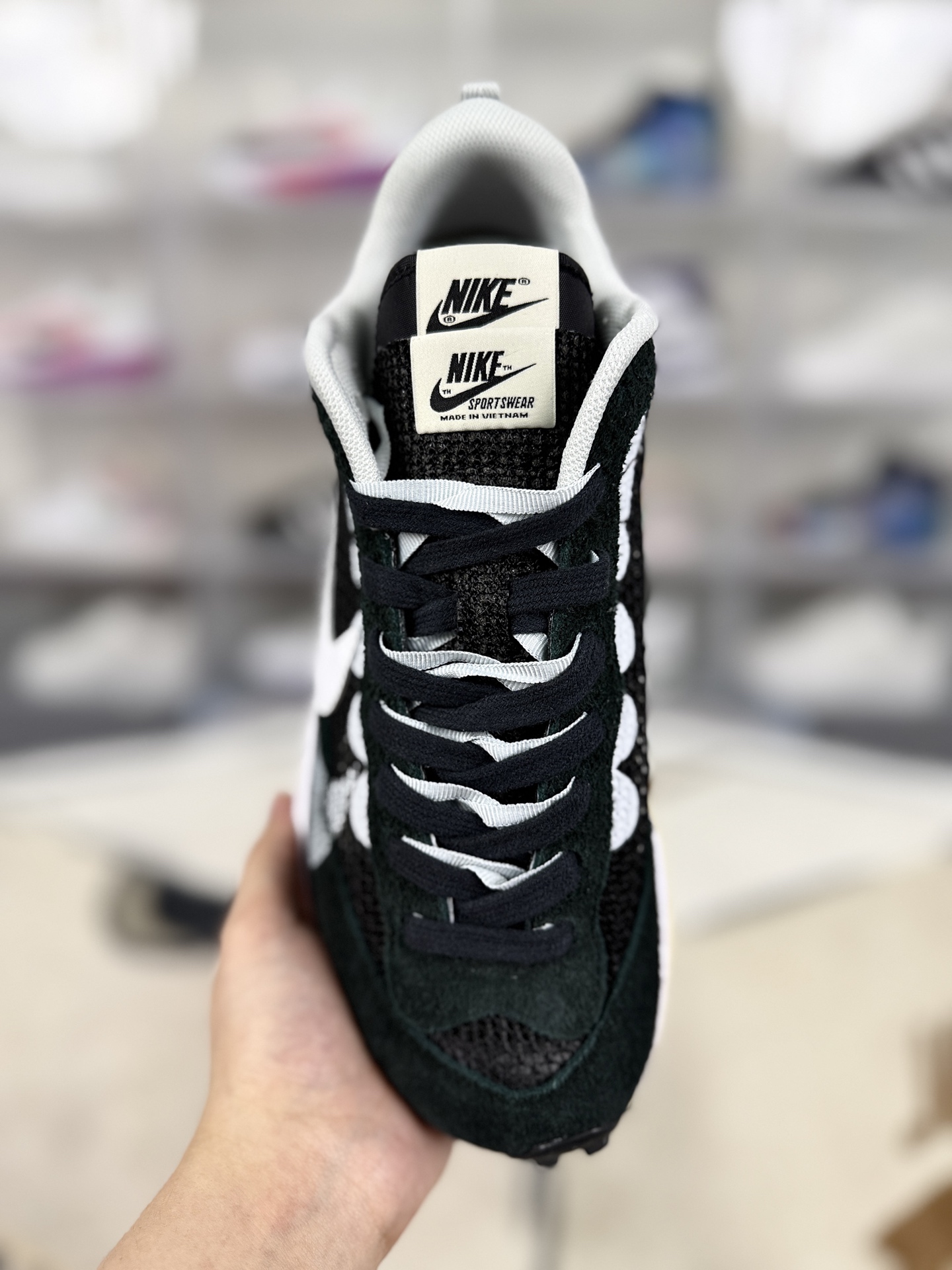 Nike x Sacai VaporWaffle Black and White Low-Top Sneakers - Unisex 4 i1744409360636 685 0 3