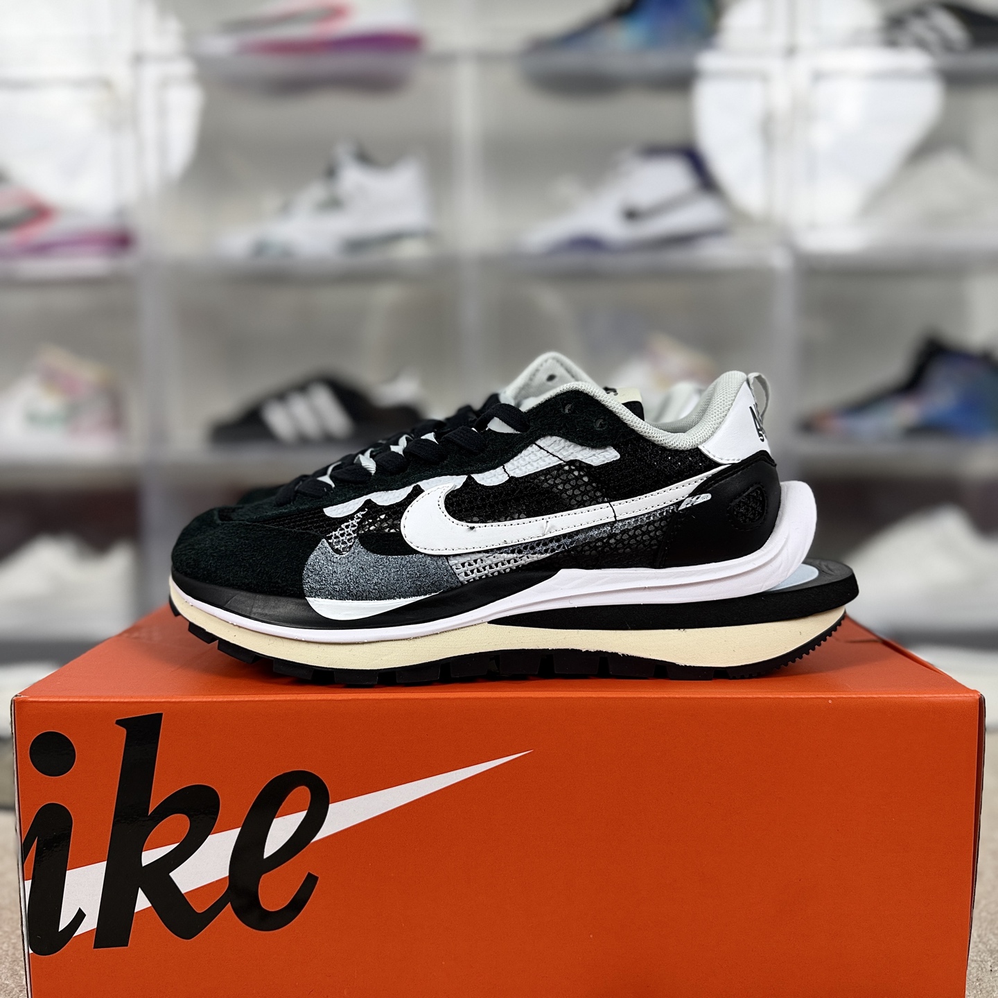 Nike x Sacai VaporWaffle Black and White Low-Top Sneakers - Unisex 9 i1744409361680 5651 0 8