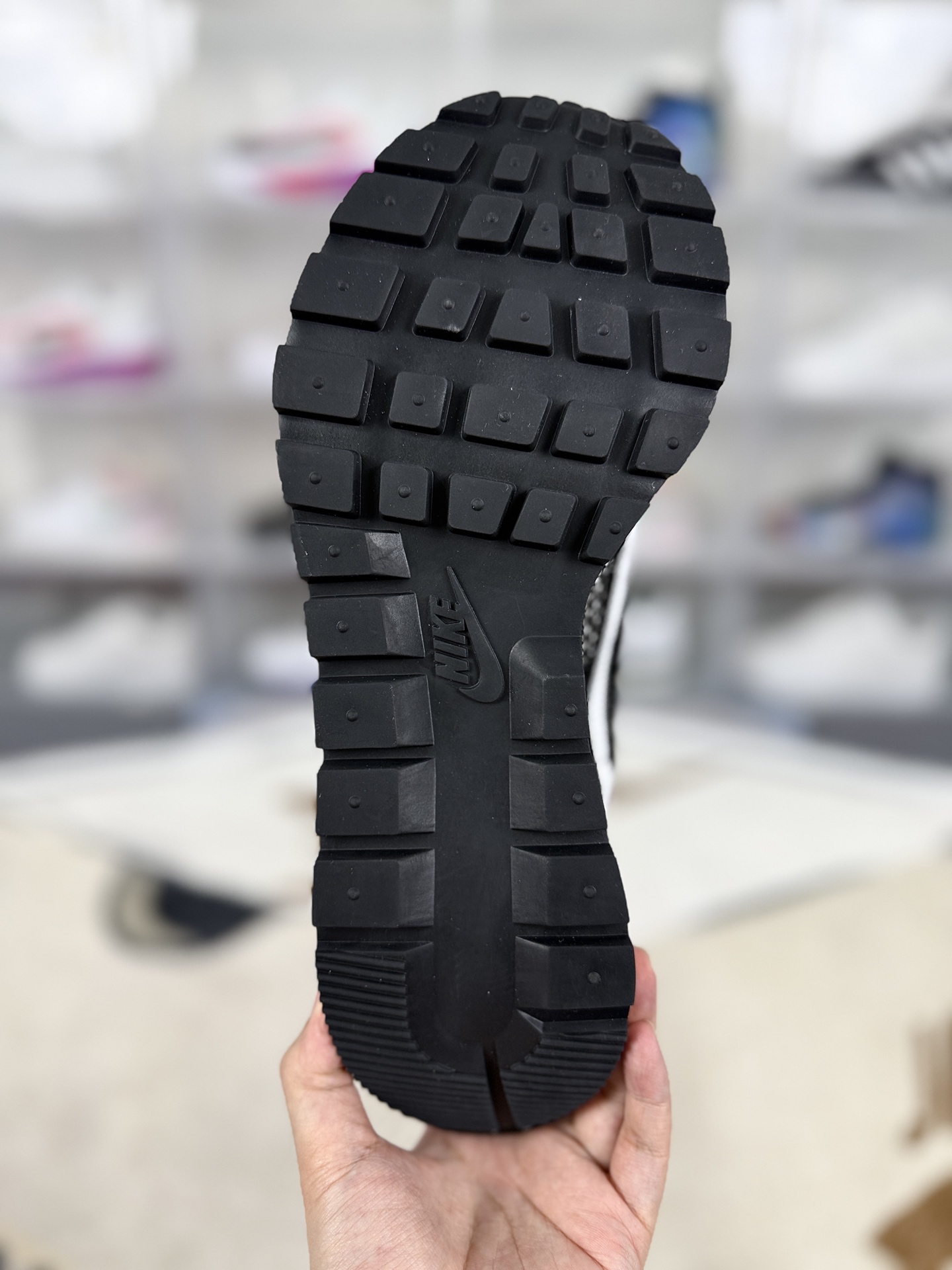 Nike x Sacai VaporWaffle Black and White Low-Top Sneakers - Unisex 6 i1744409367077 9018 0 4