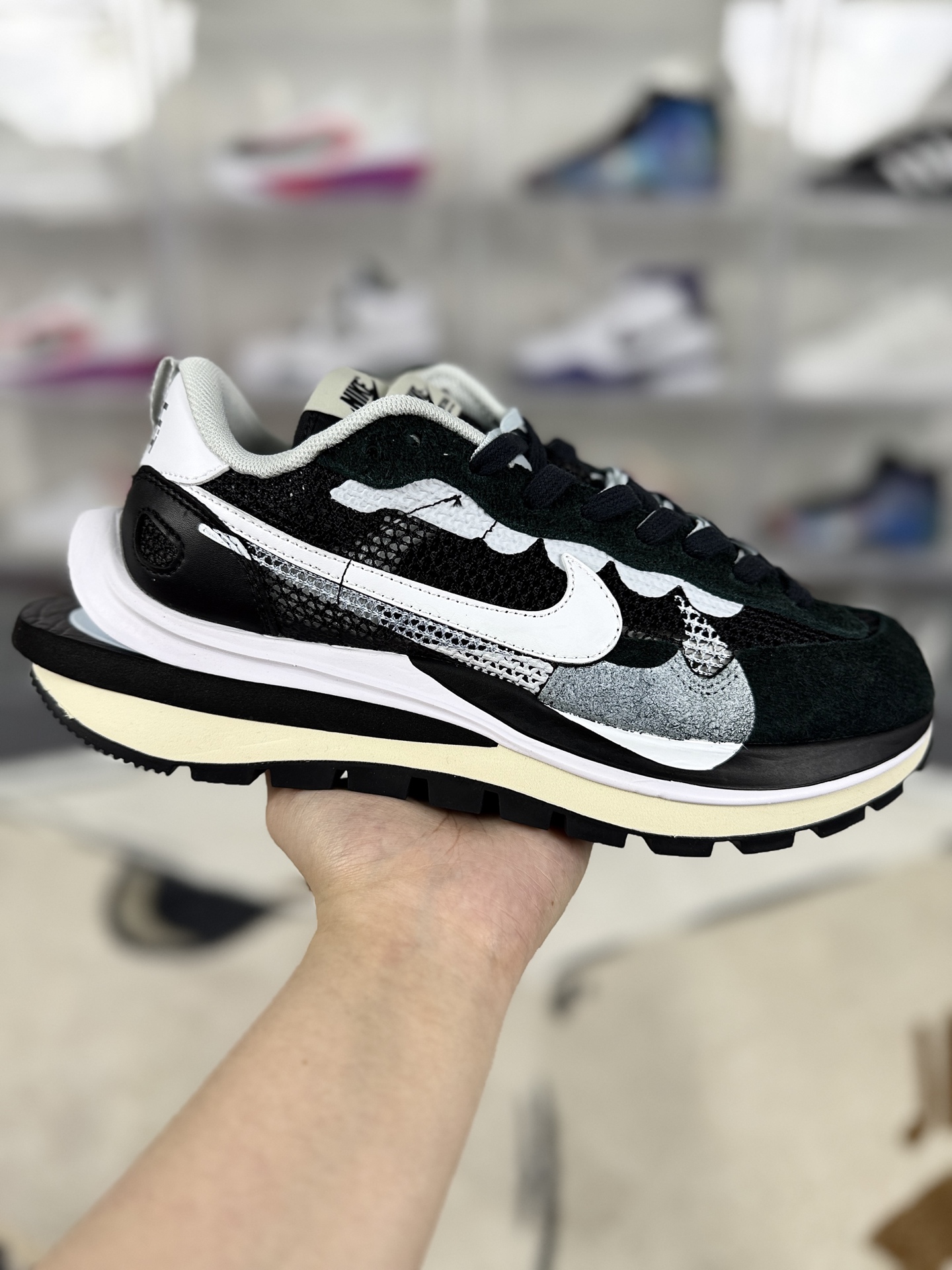 Nike x Sacai VaporWaffle Black and White Low-Top Sneakers - Unisex 1 i1744409368189 3125 0 0