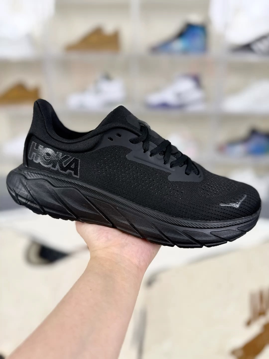 Hoka One One Arahi 7: Comfortable, Supportive Running Shoes in Black