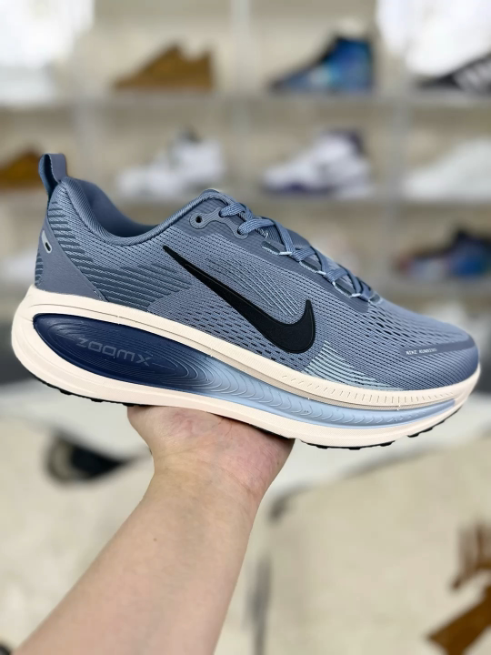 Nike Vomero 18 Running Shoes - Comfort, Style & Performance in Blue/Gray