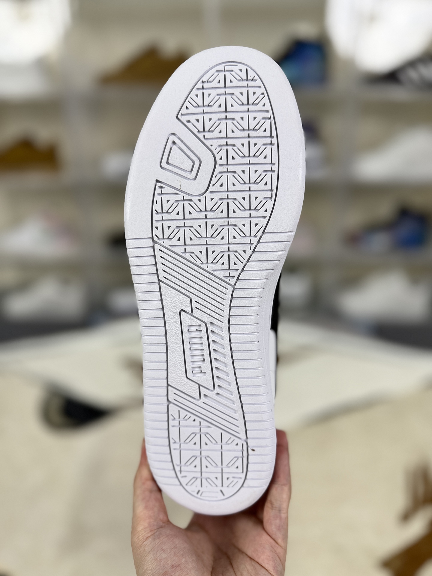 PUMA Caven 2.0: Classic Low-Top Sneakers - White & Black, Unisex Design 7 i1755885943891 605 0 4