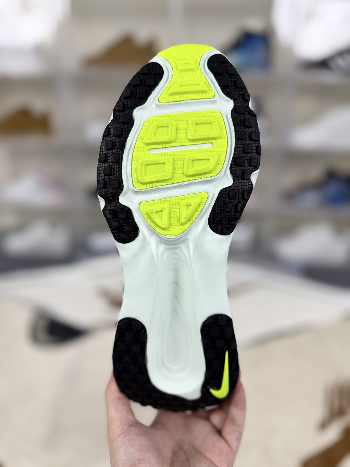 Nike Vomero 18: Ultimate Comfort, Lightweight, Breathable Running Shoes 7 i1756062961687 514 0 4