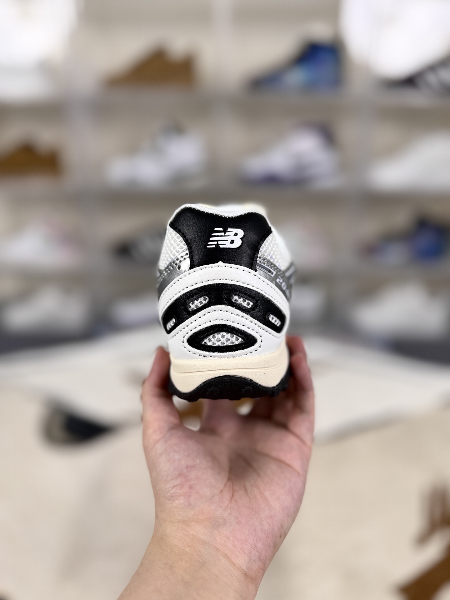 New Balance 204L White Silver Lifestyle Sneakers - Fashionable and Comfortable 4 i1756573352387 964 0 2