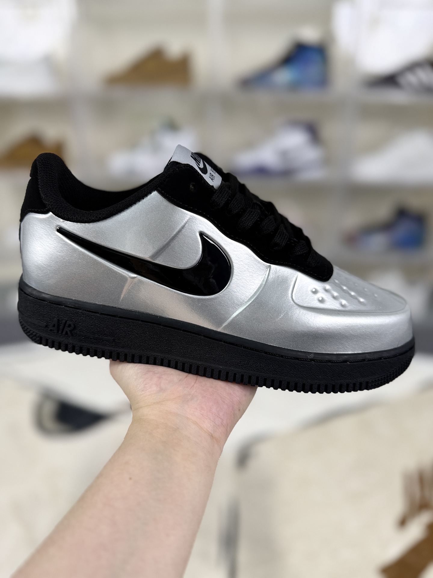 本地💰150   
▪️H版纯原
Nike Air Force 1 Posite 低帮 板鞋 男款 银黑 空军喷泡
▪️尺码：39-45（39 40 40.5 41 42 42.5 43 44 44.5 45）
▪️货号：AJ3664-004
▪️耐克Air Force 1 Foamposite板鞋是一款结合经典与创新的高端鞋款。设计灵感来源于甲壳虫的外骨骼，由设计师Eric Avar设计，外观独特且实用。融合了耐克Air Force 1的经典元素与Foamposite（发泡合成材质）的独特技术，打造出既复古又前卫的鞋款。鞋面采用Foamposite技术制成，一体成型，无需缝合，既坚固又轻便，为穿着者提供良好的包裹性和稳定性。鞋底设计是喷泡系列的最大亮点，采用了Air solo全掌气垫设计，无论是落地时的缓冲还是抓地力，都能提供极佳的体验。外底采用耐磨材料制成，抓地力强，耐磨性能优异，适合在多种场地穿着。Foamposite材质的独特质感与光泽，使得Air Force 1 Foamposite板鞋在外观上与众不同，成为街头巷尾的潮流焦点。
