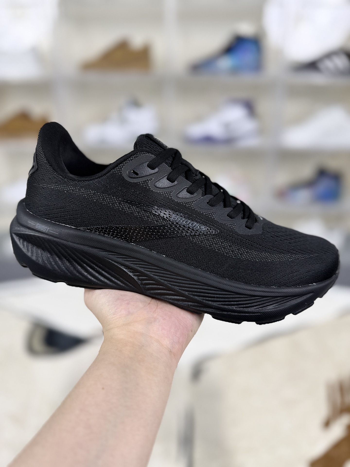 本地💰180
▪️XH版本
Brooks布鲁克斯 Ghost 17 时尚舒适耐磨轻便 低帮 休闲跑步鞋 男女款 黑色
▪️尺码:36-46(36 36.5 37.5 38 38.5 39 40 40.5 41 42 42.5 43 44 44.5 45 46)
▪️货号:1104421D041
▪️Brooks Ghost 17是一款备受关注的缓震跑鞋。Ghost系列以“刚刚好”的哲学著称,兼顾缓震、稳定与耐用性,适合初阶跑者日常训练及进阶跑者长距离拉练,被称为“万金油”跑鞋。采用DNA Loft V3中底材料,前掌增厚3mm、后跟增厚1mm,能量回馈与缓震效率提升,兼具回弹与支撑,后跟冲击吸收效果显著。中底坡差10mm,配合精准弯折凹槽,优化步态过渡,减少能量损耗。双层工程网布鞋面,外层高密度提花透气网眼,内层热压弹性支撑框架,提升包裹性与透气性。加厚记忆海绵鞋舌与后跟泡棉,实现松紧自适应,避免滑动。采用橡胶和再生二氧化硅混合的RoadTack橡胶大底,抓地力强,耐磨性佳,湿滑路面表现优异,同时减轻重量。适合日常慢跑、恢复训练、长距离拉练及马拉松备赛,兼顾运动与日常通勤,一鞋多用。