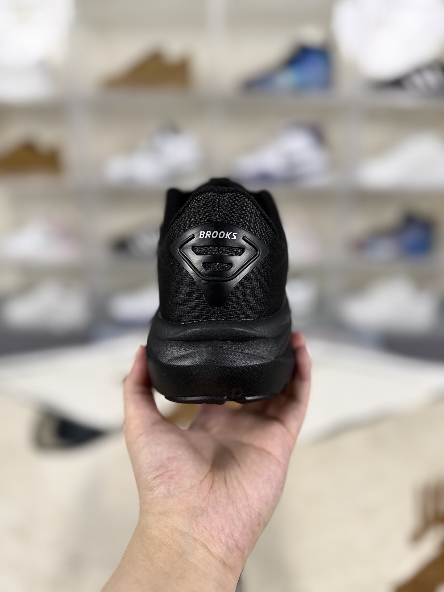 本地💰180
▪️XH版本
Brooks布鲁克斯 Ghost 17 时尚舒适耐磨轻便 低帮 休闲跑步鞋 男女款 黑色
▪️尺码:36-46(36 36.5 37.5 38 38.5 39 40 40.5 41 42 42.5 43 44 44.5 45 46)
▪️货号:1104421D041
▪️Brooks Ghost 17是一款备受关注的缓震跑鞋。Ghost系列以“刚刚好”的哲学著称,兼顾缓震、稳定与耐用性,适合初阶跑者日常训练及进阶跑者长距离拉练,被称为“万金油”跑鞋。采用DNA Loft V3中底材料,前掌增厚3mm、后跟增厚1mm,能量回馈与缓震效率提升,兼具回弹与支撑,后跟冲击吸收效果显著。中底坡差10mm,配合精准弯折凹槽,优化步态过渡,减少能量损耗。双层工程网布鞋面,外层高密度提花透气网眼,内层热压弹性支撑框架,提升包裹性与透气性。加厚记忆海绵鞋舌与后跟泡棉,实现松紧自适应,避免滑动。采用橡胶和再生二氧化硅混合的RoadTack橡胶大底,抓地力强,耐磨性佳,湿滑路面表现优异,同时减轻重量。适合日常慢跑、恢复训练、长距离拉练及马拉松备赛,兼顾运动与日常通勤,一鞋多用。