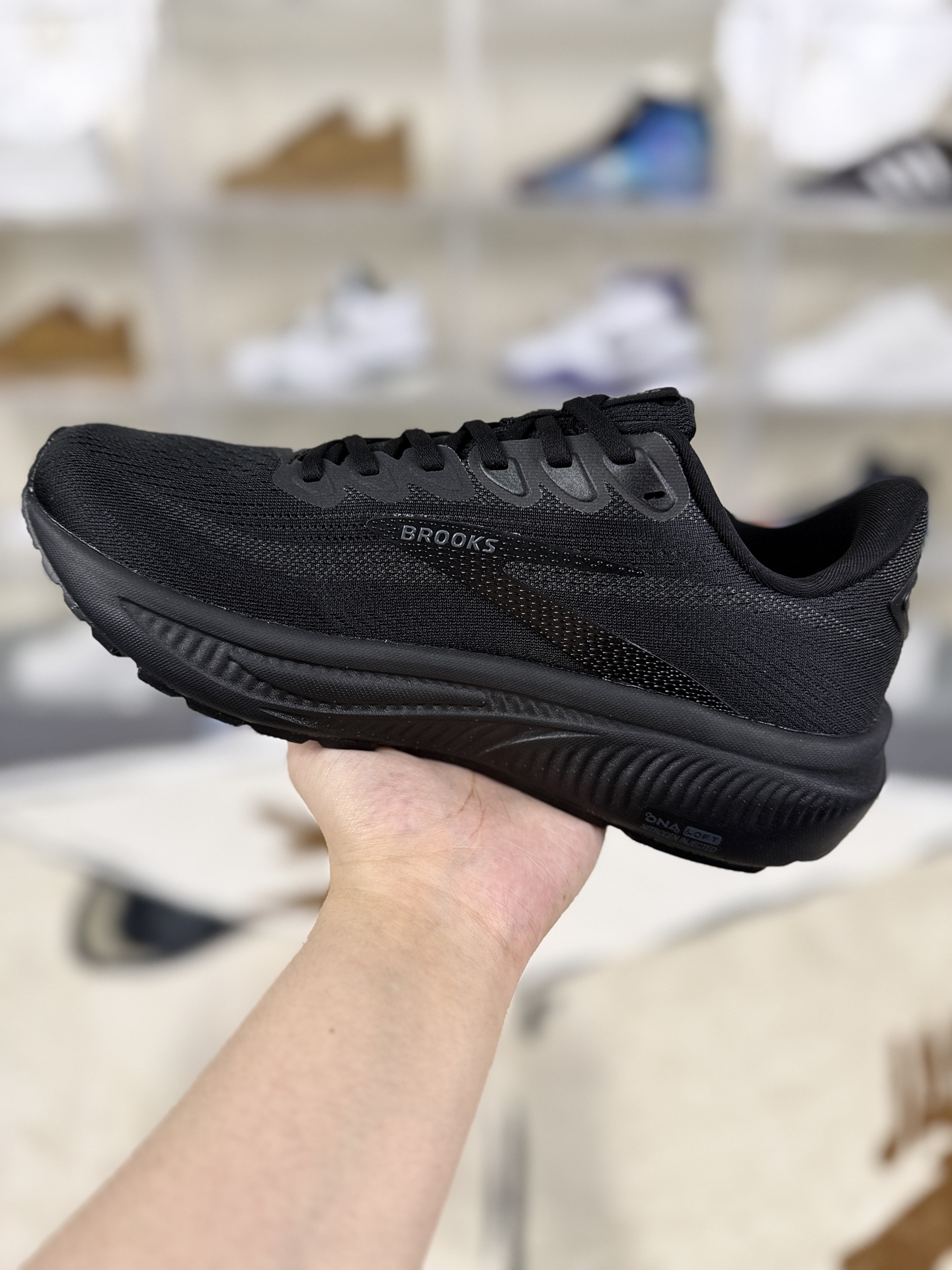 本地💰180
▪️XH版本
Brooks布鲁克斯 Ghost 17 时尚舒适耐磨轻便 低帮 休闲跑步鞋 男女款 黑色
▪️尺码:36-46(36 36.5 37.5 38 38.5 39 40 40.5 41 42 42.5 43 44 44.5 45 46)
▪️货号:1104421D041
▪️Brooks Ghost 17是一款备受关注的缓震跑鞋。Ghost系列以“刚刚好”的哲学著称,兼顾缓震、稳定与耐用性,适合初阶跑者日常训练及进阶跑者长距离拉练,被称为“万金油”跑鞋。采用DNA Loft V3中底材料,前掌增厚3mm、后跟增厚1mm,能量回馈与缓震效率提升,兼具回弹与支撑,后跟冲击吸收效果显著。中底坡差10mm,配合精准弯折凹槽,优化步态过渡,减少能量损耗。双层工程网布鞋面,外层高密度提花透气网眼,内层热压弹性支撑框架,提升包裹性与透气性。加厚记忆海绵鞋舌与后跟泡棉,实现松紧自适应,避免滑动。采用橡胶和再生二氧化硅混合的RoadTack橡胶大底,抓地力强,耐磨性佳,湿滑路面表现优异,同时减轻重量。适合日常慢跑、恢复训练、长距离拉练及马拉松备赛,兼顾运动与日常通勤,一鞋多用。