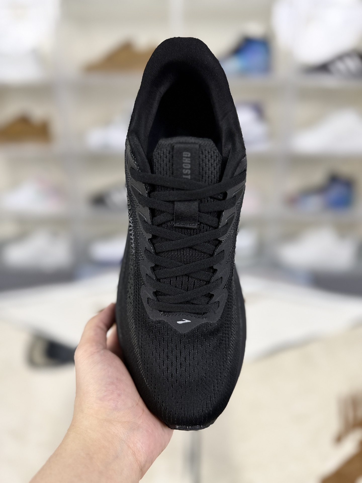 本地💰180
▪️XH版本
Brooks布鲁克斯 Ghost 17 时尚舒适耐磨轻便 低帮 休闲跑步鞋 男女款 黑色
▪️尺码:36-46(36 36.5 37.5 38 38.5 39 40 40.5 41 42 42.5 43 44 44.5 45 46)
▪️货号:1104421D041
▪️Brooks Ghost 17是一款备受关注的缓震跑鞋。Ghost系列以“刚刚好”的哲学著称,兼顾缓震、稳定与耐用性,适合初阶跑者日常训练及进阶跑者长距离拉练,被称为“万金油”跑鞋。采用DNA Loft V3中底材料,前掌增厚3mm、后跟增厚1mm,能量回馈与缓震效率提升,兼具回弹与支撑,后跟冲击吸收效果显著。中底坡差10mm,配合精准弯折凹槽,优化步态过渡,减少能量损耗。双层工程网布鞋面,外层高密度提花透气网眼,内层热压弹性支撑框架,提升包裹性与透气性。加厚记忆海绵鞋舌与后跟泡棉,实现松紧自适应,避免滑动。采用橡胶和再生二氧化硅混合的RoadTack橡胶大底,抓地力强,耐磨性佳,湿滑路面表现优异,同时减轻重量。适合日常慢跑、恢复训练、长距离拉练及马拉松备赛,兼顾运动与日常通勤,一鞋多用。