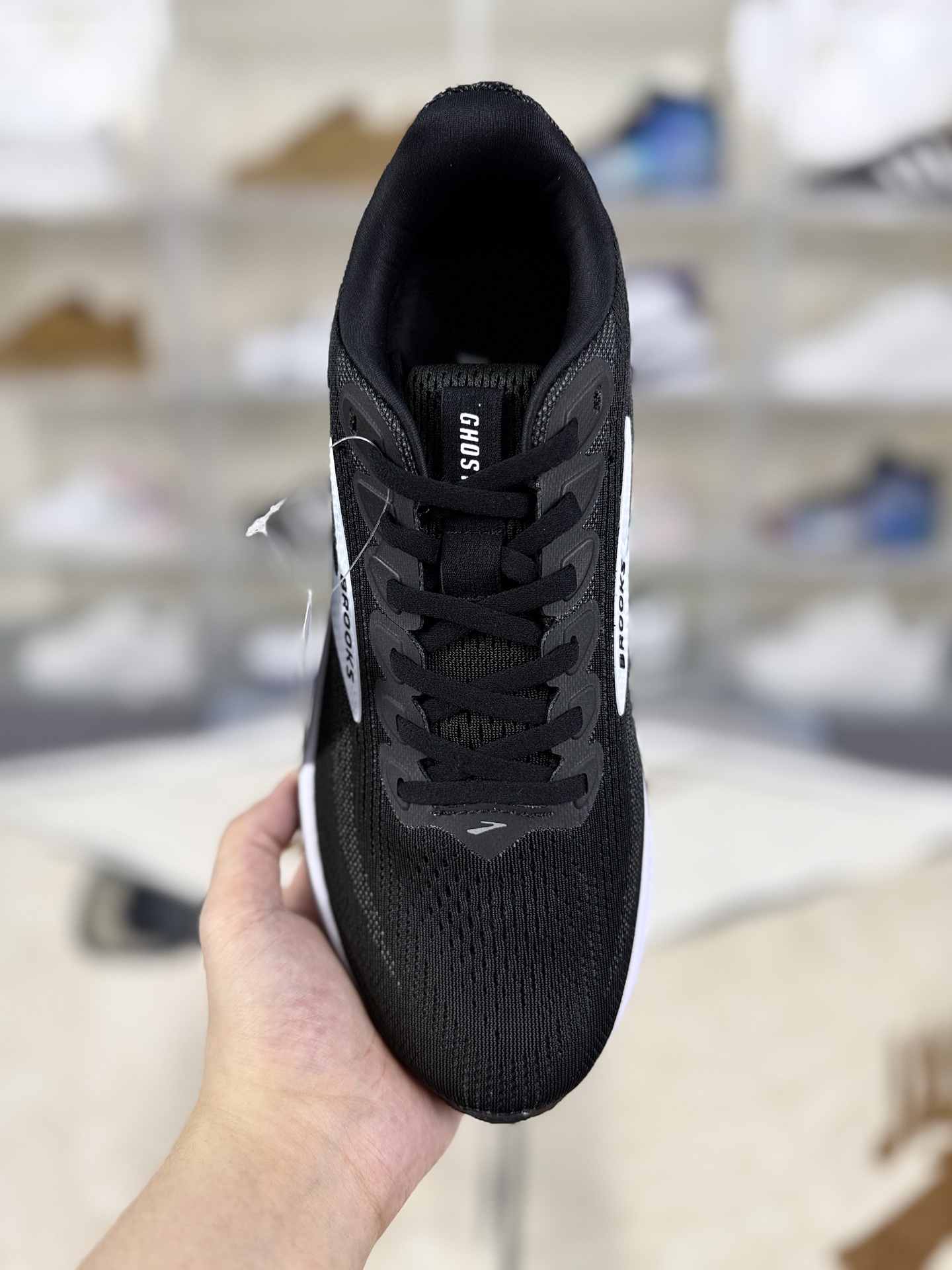 本地💰180
▪️原装渠道订单
Brooks布鲁克斯 Ghost 17 时尚舒适耐磨轻便 低帮 休闲跑步鞋 男款 黑白
▪️尺码:40-46(40 40.5 41 42 42.5 43 44 44.5 45 46)
▪️货号:110442-1B-090/110442-1D-090
▪️Brooks Ghost 17是一款备受关注的缓震跑鞋。Ghost系列以“刚刚好”的哲学著称,兼顾缓震、稳定与耐用性,适合初阶跑者日常训练及进阶跑者长距离拉练,被称为“万金油”跑鞋。采用DNA Loft V3中底材料,前掌增厚3mm、后跟增厚1mm,能量回馈与缓震效率提升,兼具回弹与支撑,后跟冲击吸收效果显著。中底坡差10mm,配合精准弯折凹槽,优化步态过渡,减少能量损耗。双层工程网布鞋面,外层高密度提花透气网眼,内层热压弹性支撑框架,提升包裹性与透气性。加厚记忆海绵鞋舌与后跟泡棉,实现松紧自适应,避免滑动。采用橡胶和再生二氧化硅混合的RoadTack橡胶大底,抓地力强,耐磨性佳,湿滑路面表现优异,同时减轻重量。适合日常慢跑、恢复训练、长距离拉练及马拉松备赛,兼顾运动与日常通勤,一鞋多用。